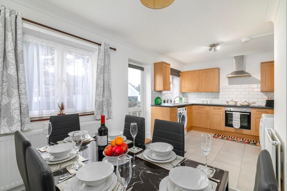Spacious 4-bedroom Family Near Wembley *