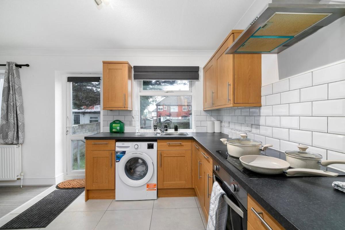 Spacious 4-bedroom Family Near Wembley Holiday home