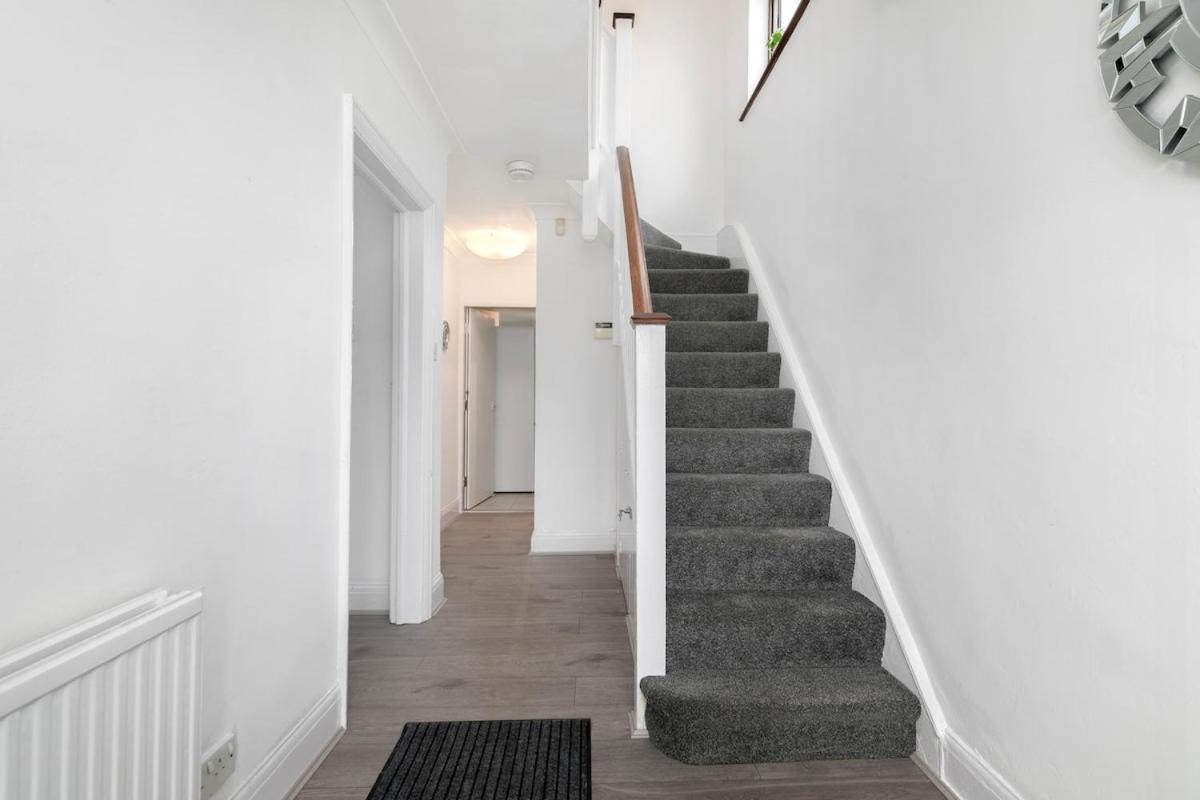 Spacious 4-bedroom Family Near Wembley Holiday home *