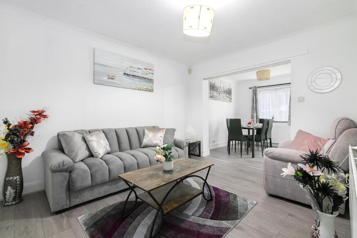 Spacious 4-bedroom Family Near Wembley Holiday home
