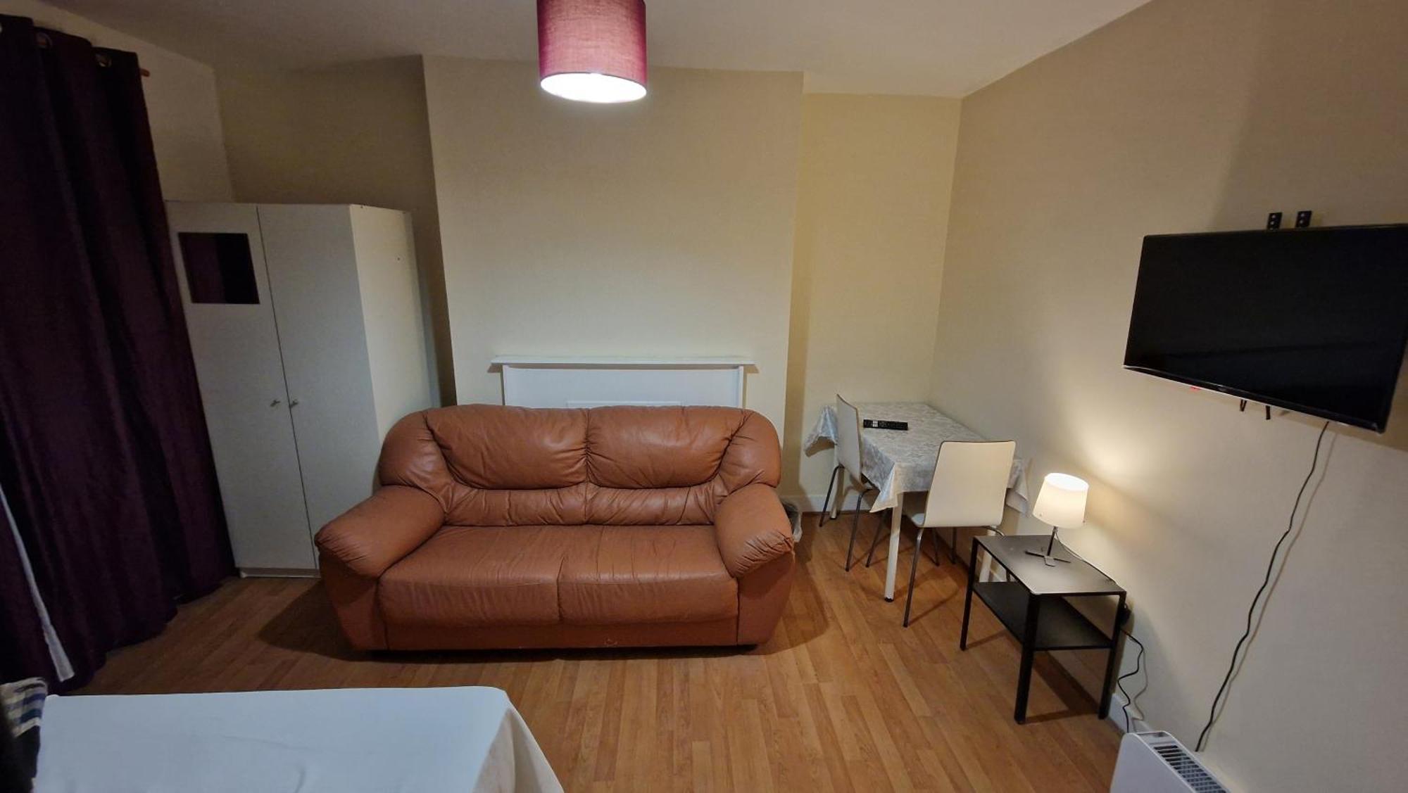 The Cosy Newcourt House, 6-sleeper - 15 Minutes From Zone 1 Apartamento *