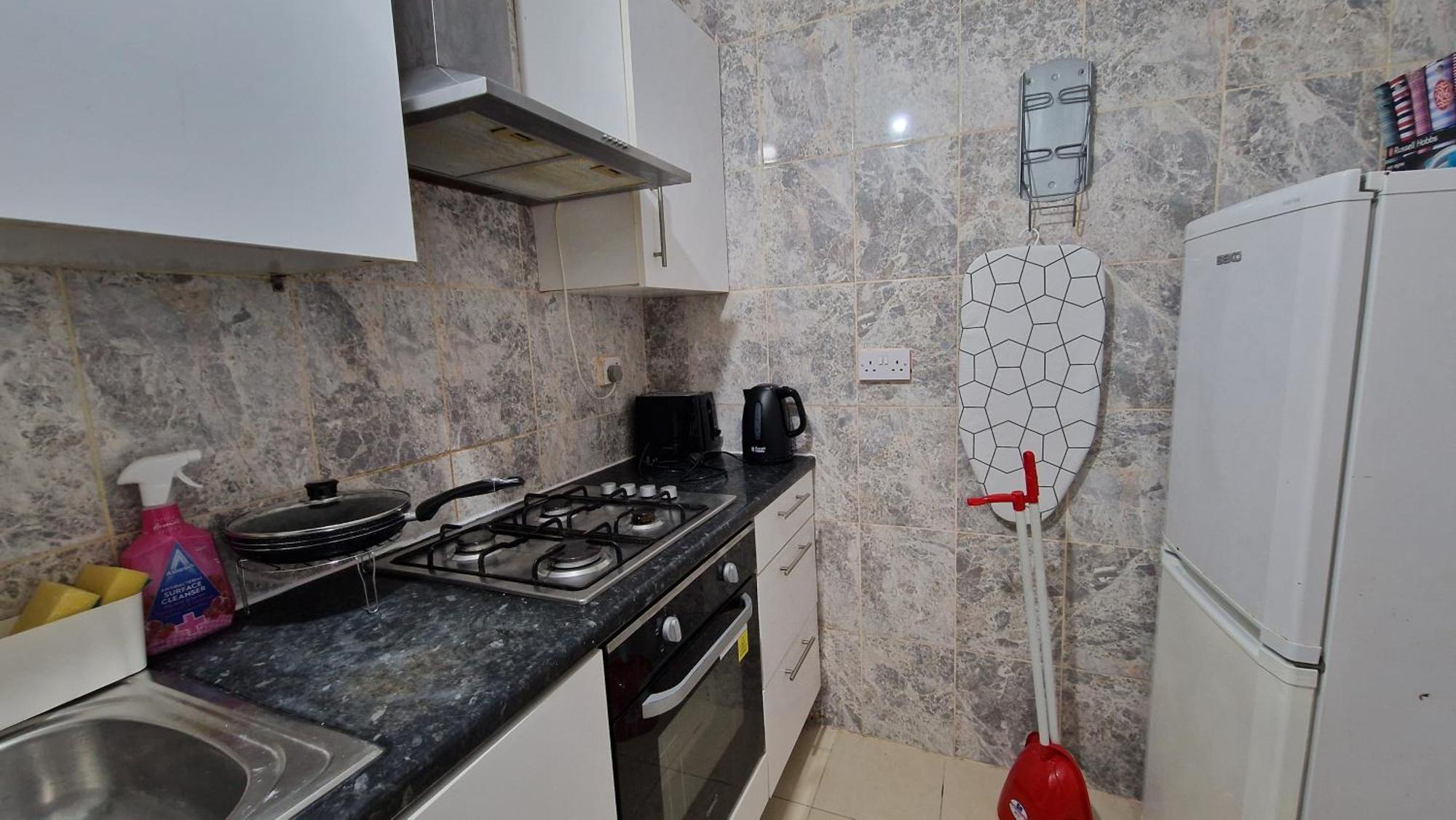 The Cosy Newcourt House, 6-sleeper - 15 Minutes From Zone 1 Apartamento