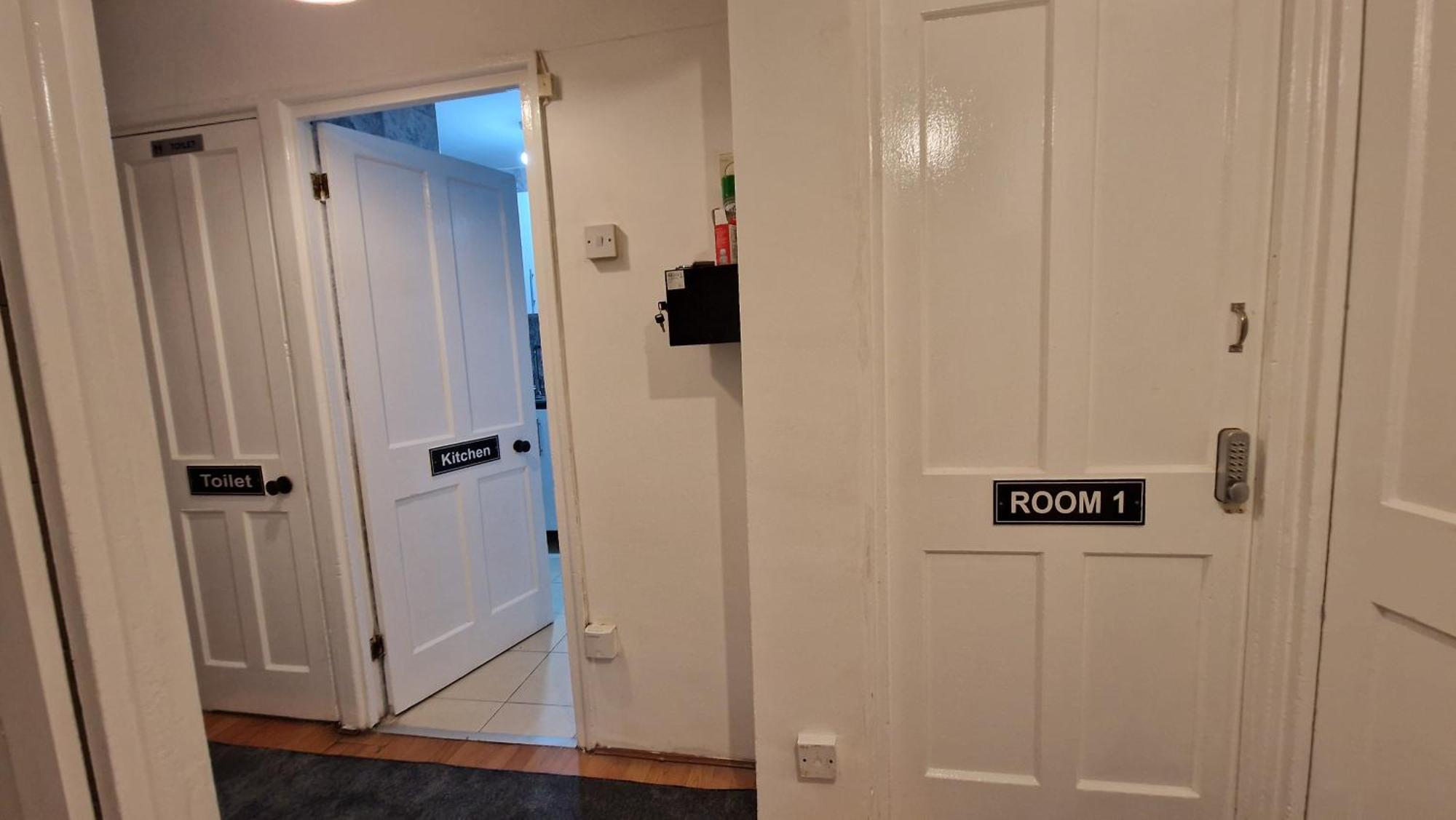 The Cosy Newcourt House, 6-sleeper - 15 Minutes From Zone 1 Apartment
