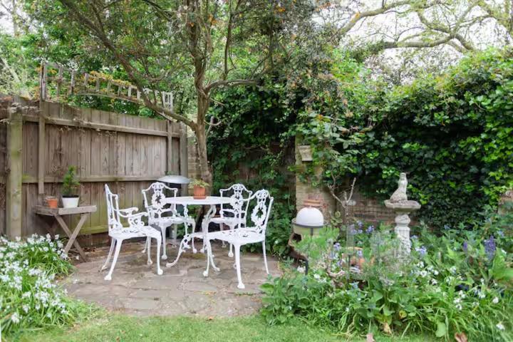 Self Contained Garden Bed & Breakfast