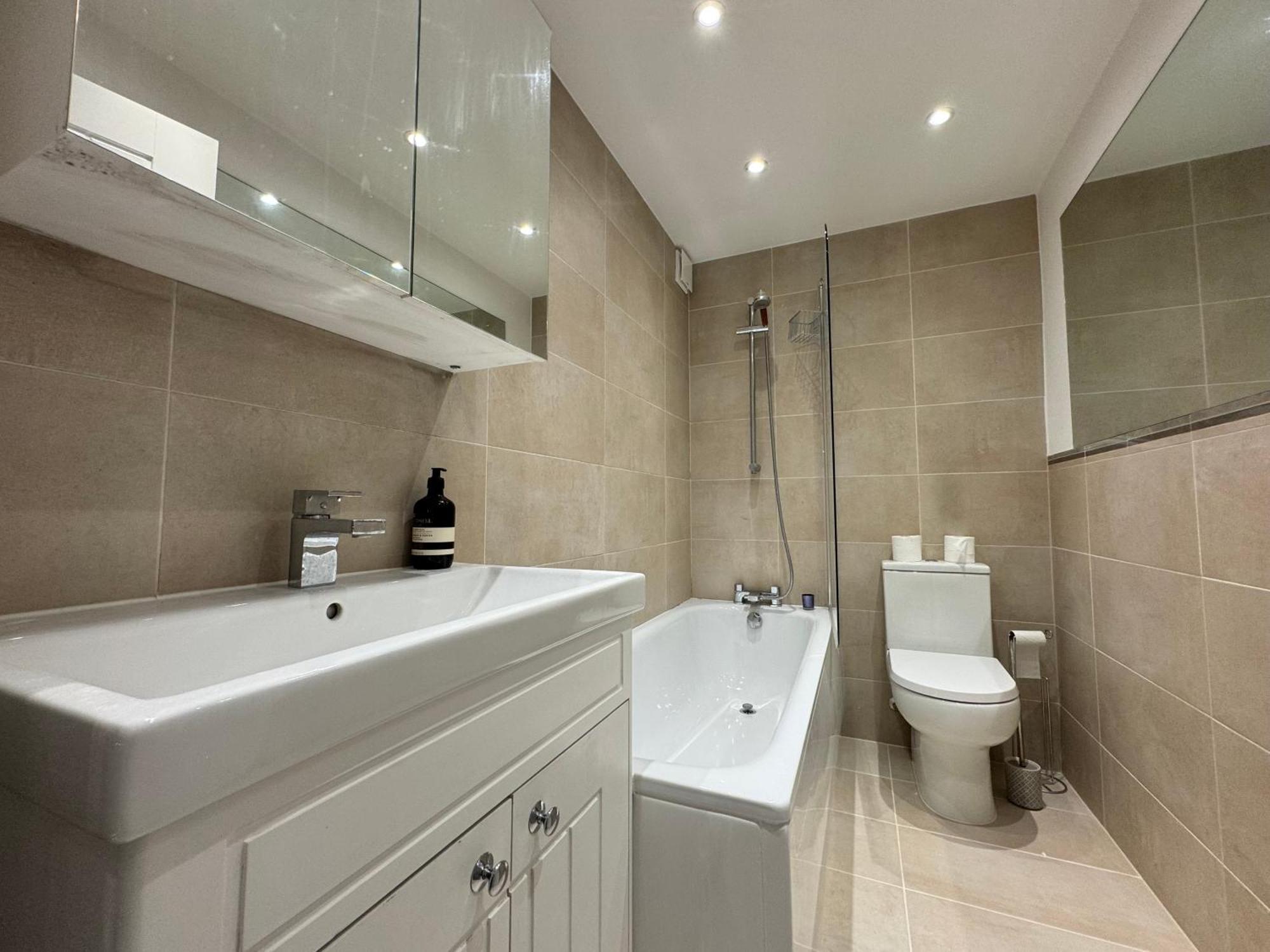 Сasa de vacaciones Charming 4bd 6 Mins From Nine Elms Station