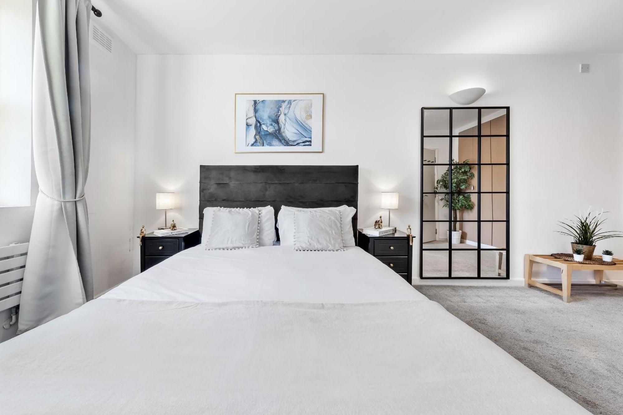 Charming By Hyde Park Apartment *