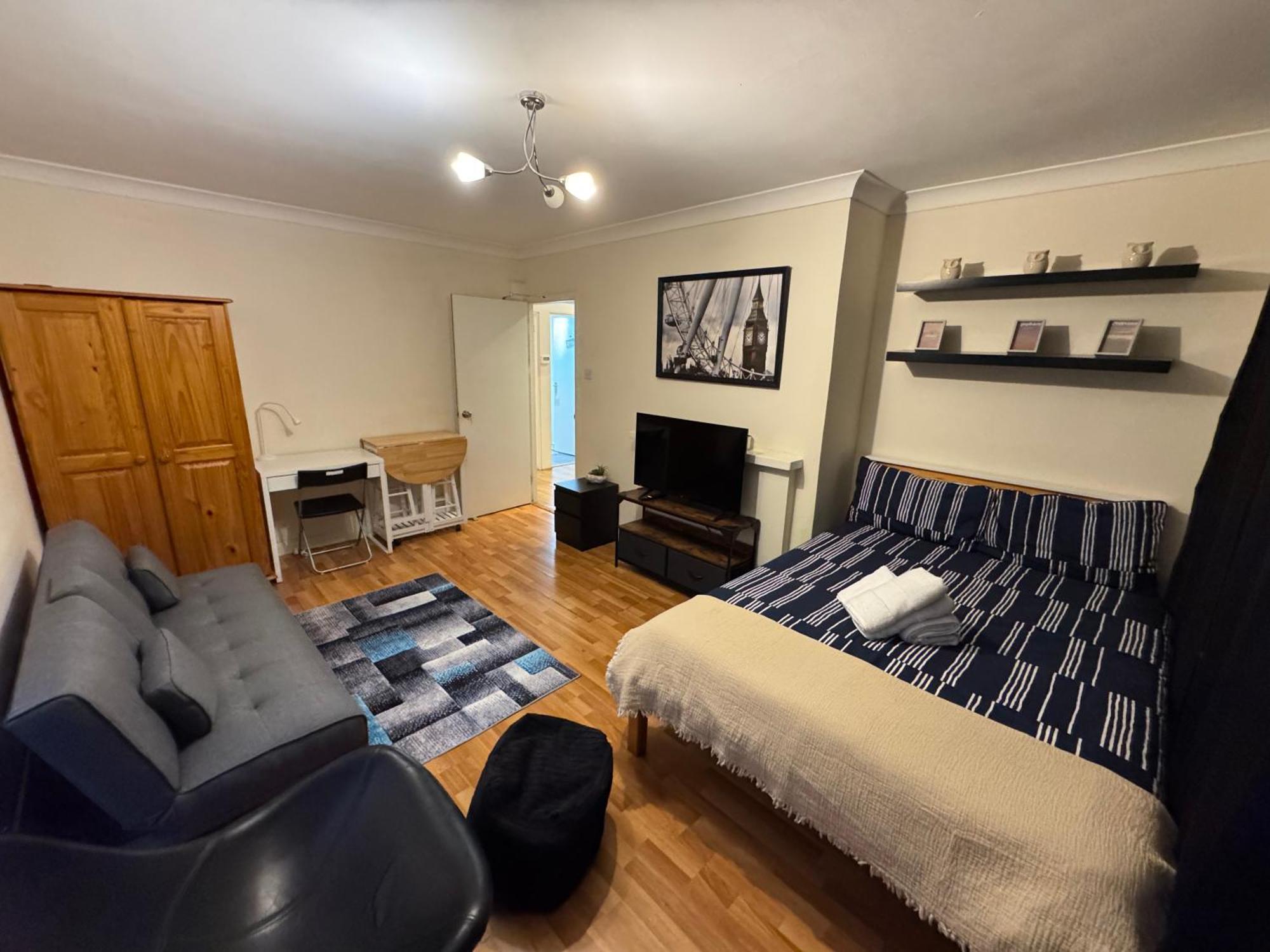 Huge And Affordable 3 Bedroom Flat In Hammersmith For 7 People With Welcome Breakfast Apartment