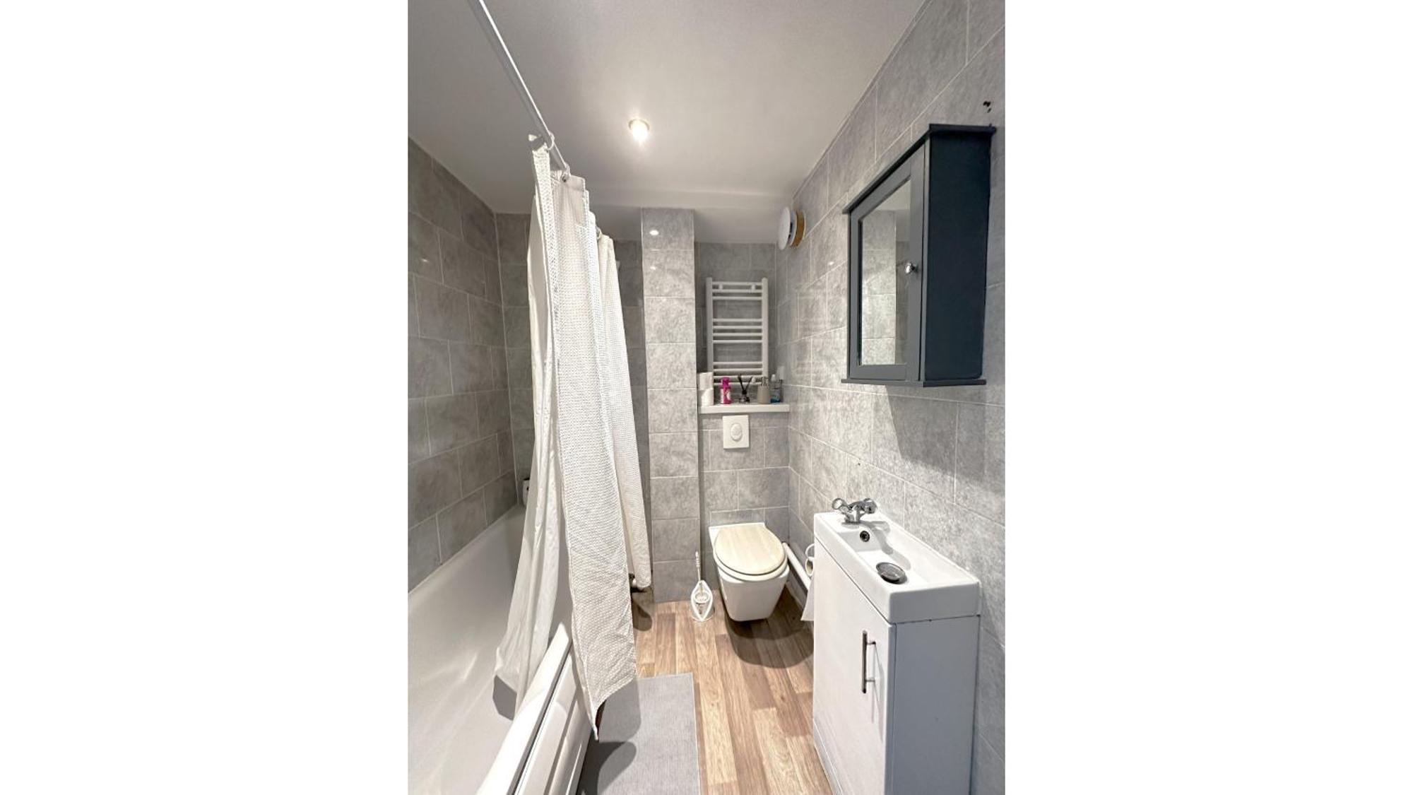 4 Bedrooms Flat In Apartment *