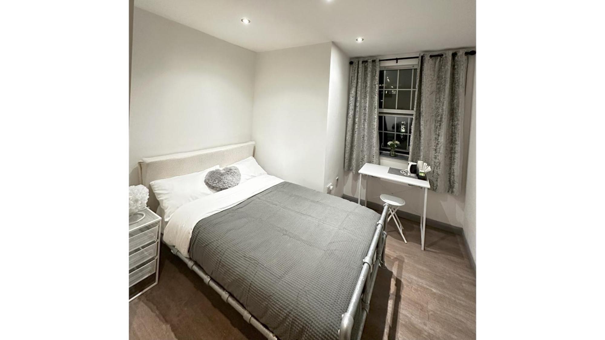 4 Bedrooms Flat In Apartment *