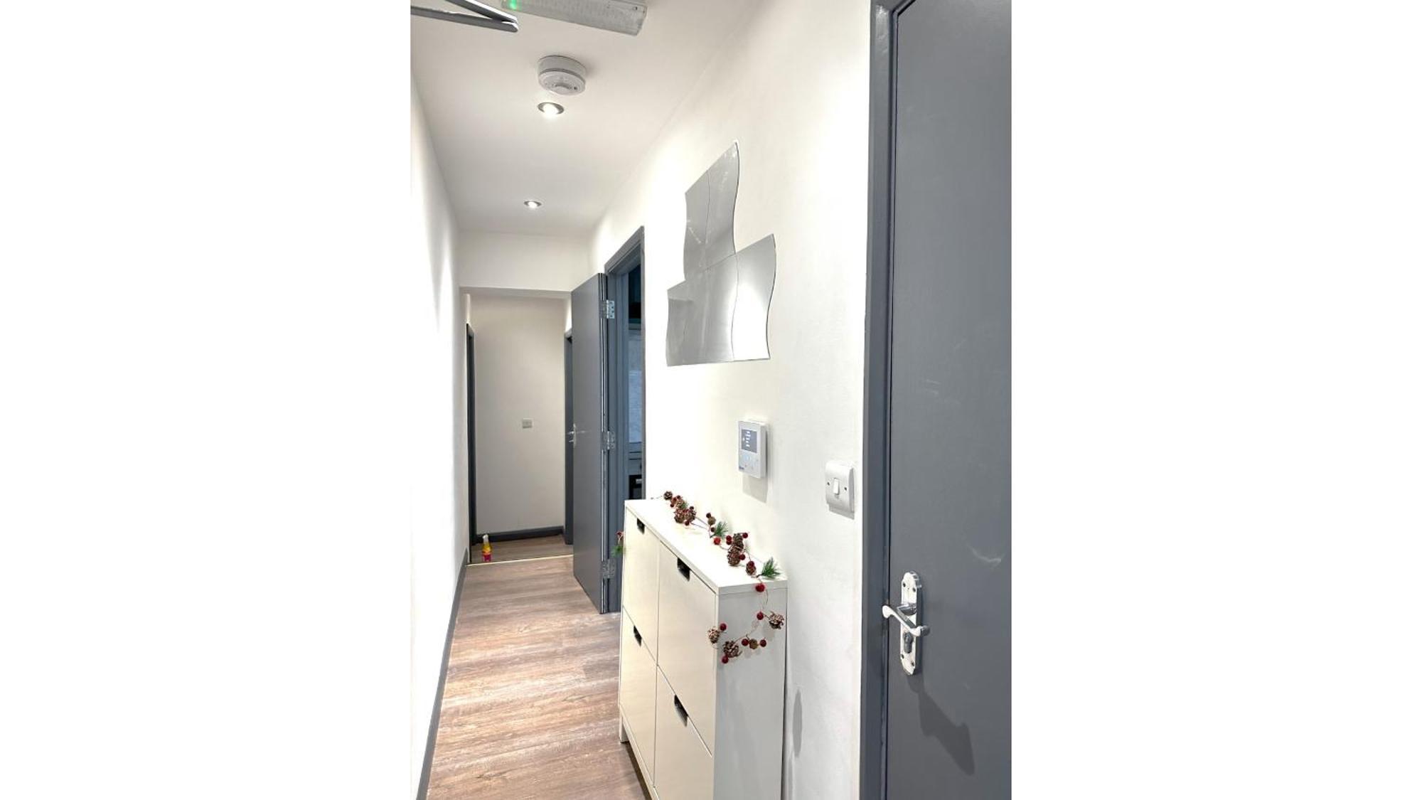 Apartment 4 Bedrooms Flat In *