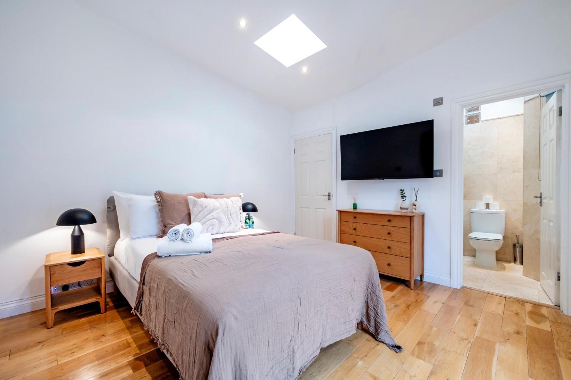 Apartment 2 Bedr, 3 Beds, 2 Bath Covent Garden 3-min Subway *