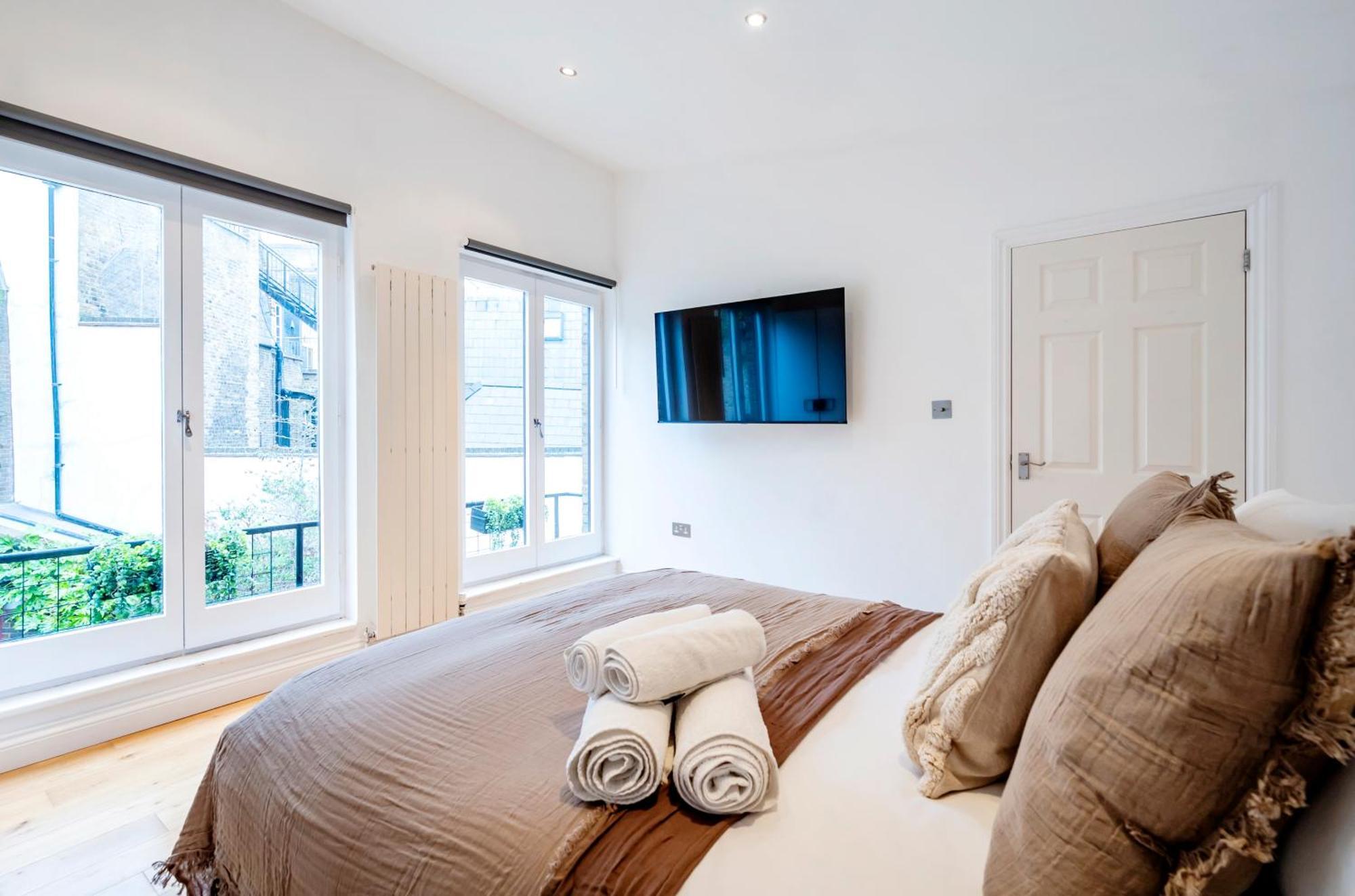 2 Bedr, 3 Beds, 2 Bath Covent Garden 3-min Subway Apartment London