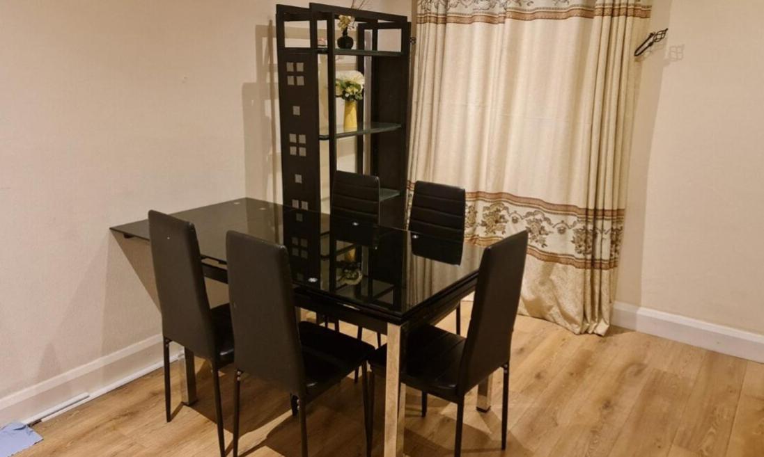 Cosy Bedroom Near Airport Accommodatie bij particulieren Londen