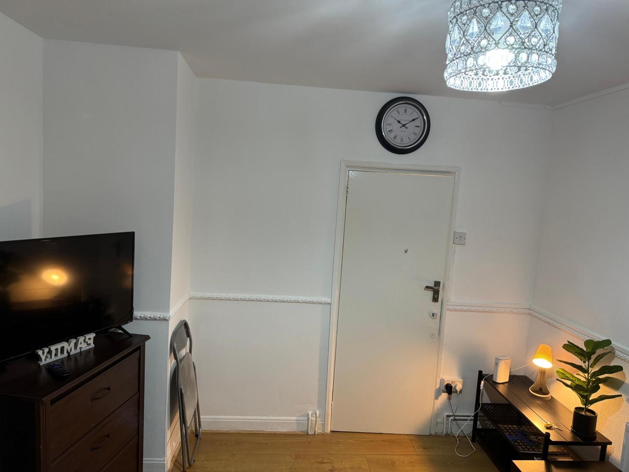 Lovely Spacious 2 Bedroom Flat In Bethnal Green, 3mins Away From Station *