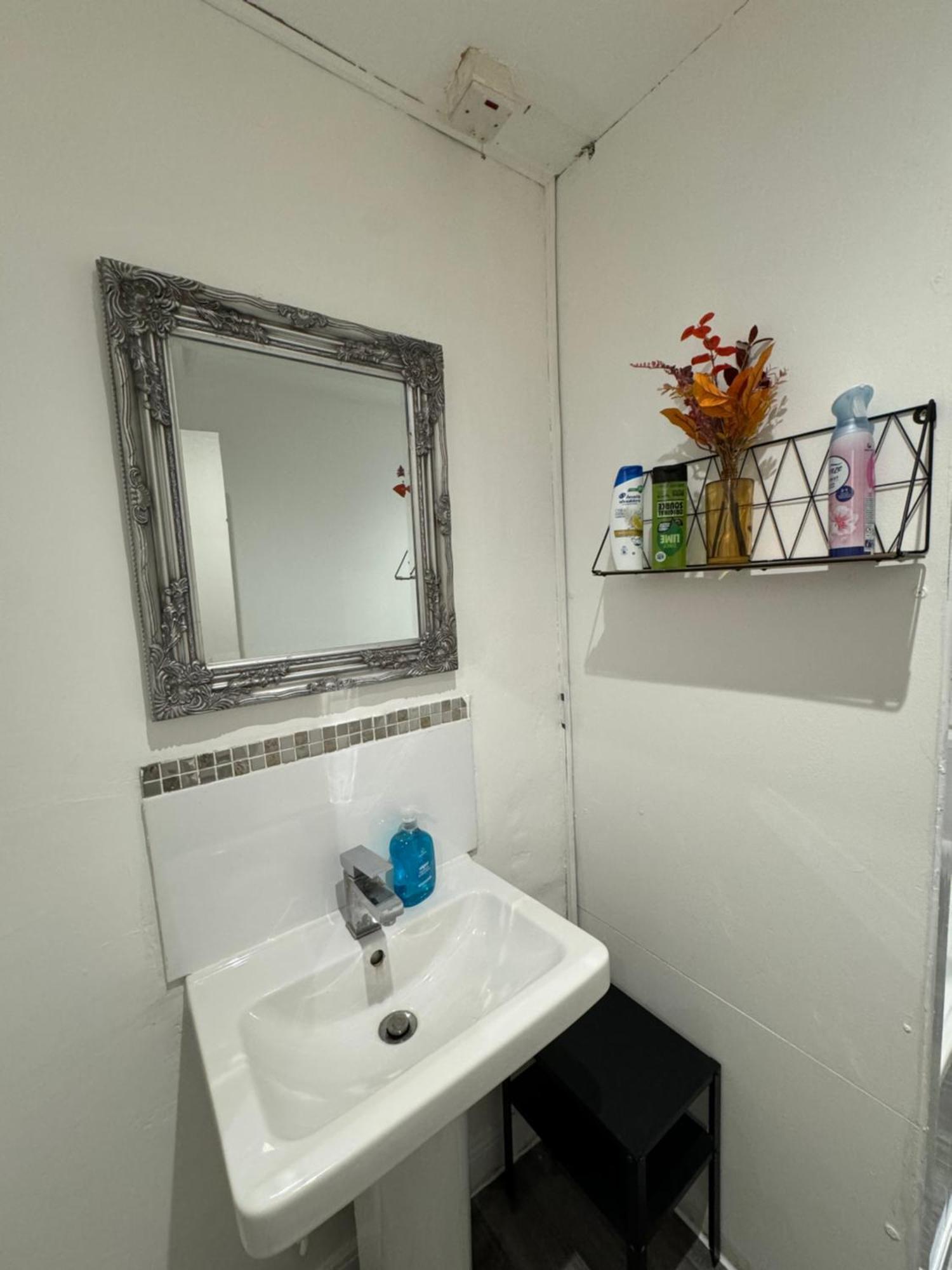 Apartment Lovely Spacious 2 Bedroom Flat In Bethnal Green, 3mins Away From Station London