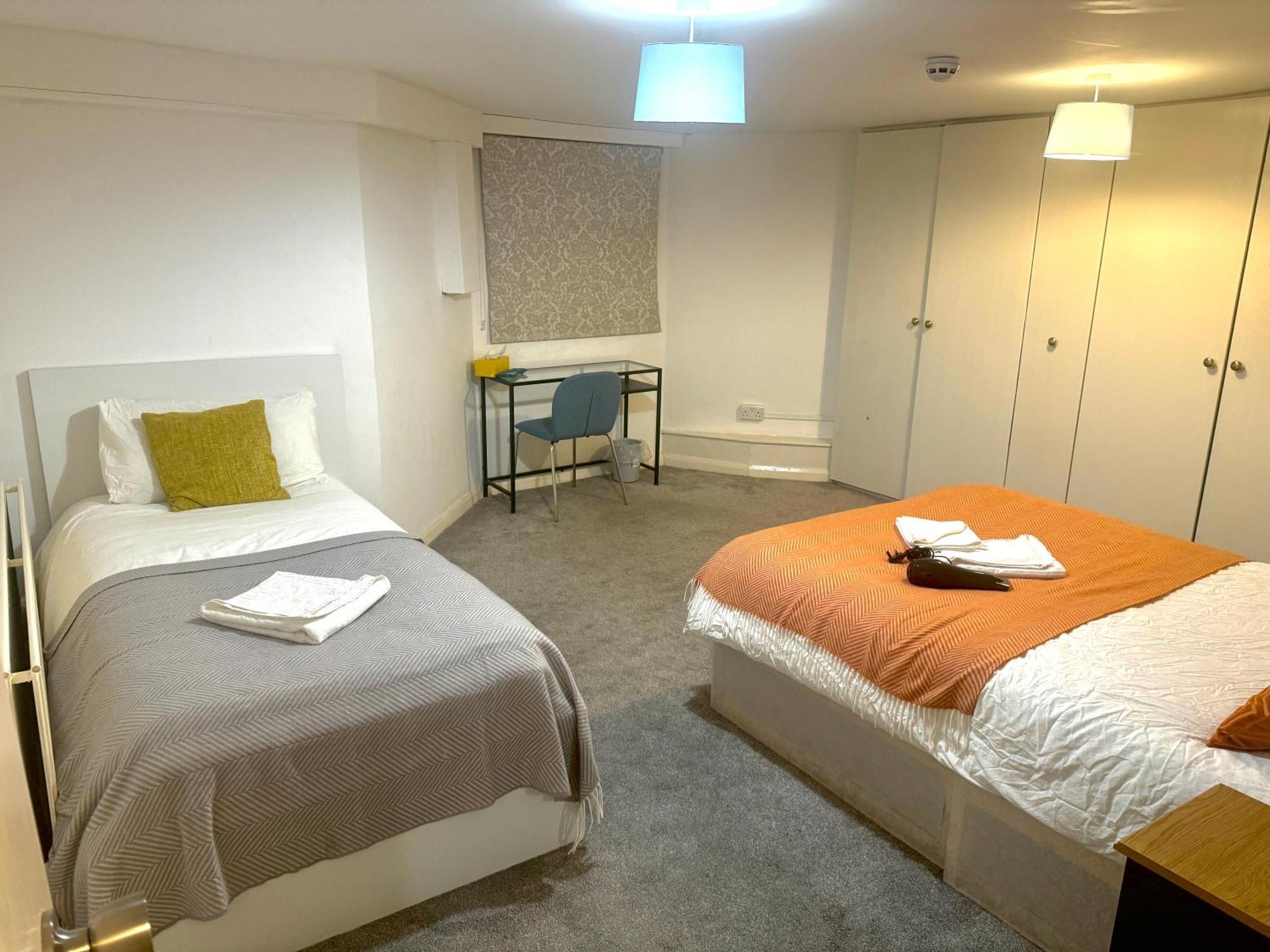 Private Bedrooms In Finsbury Park Station Homestay