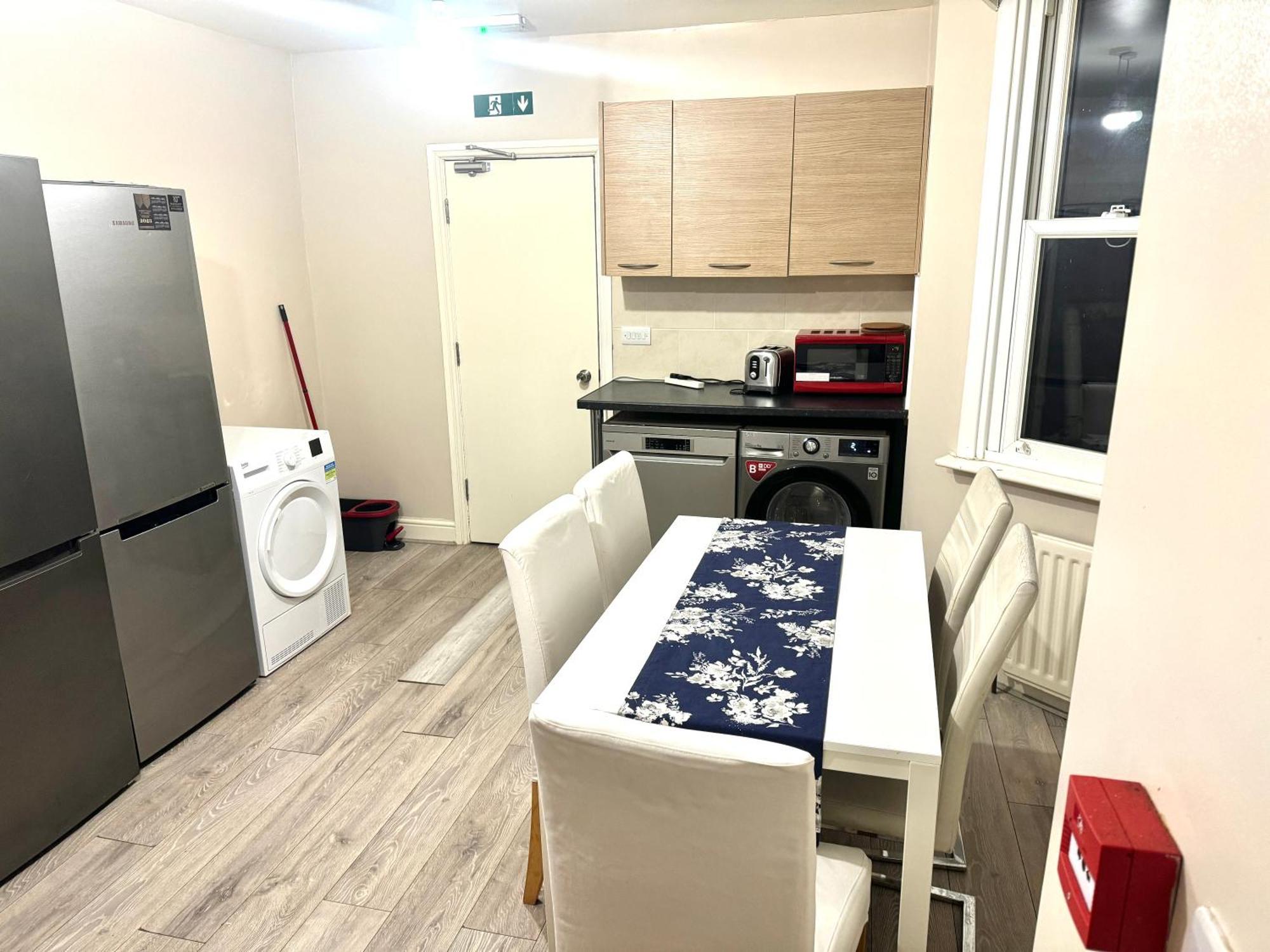 Private Bedrooms In Finsbury Park Station * London