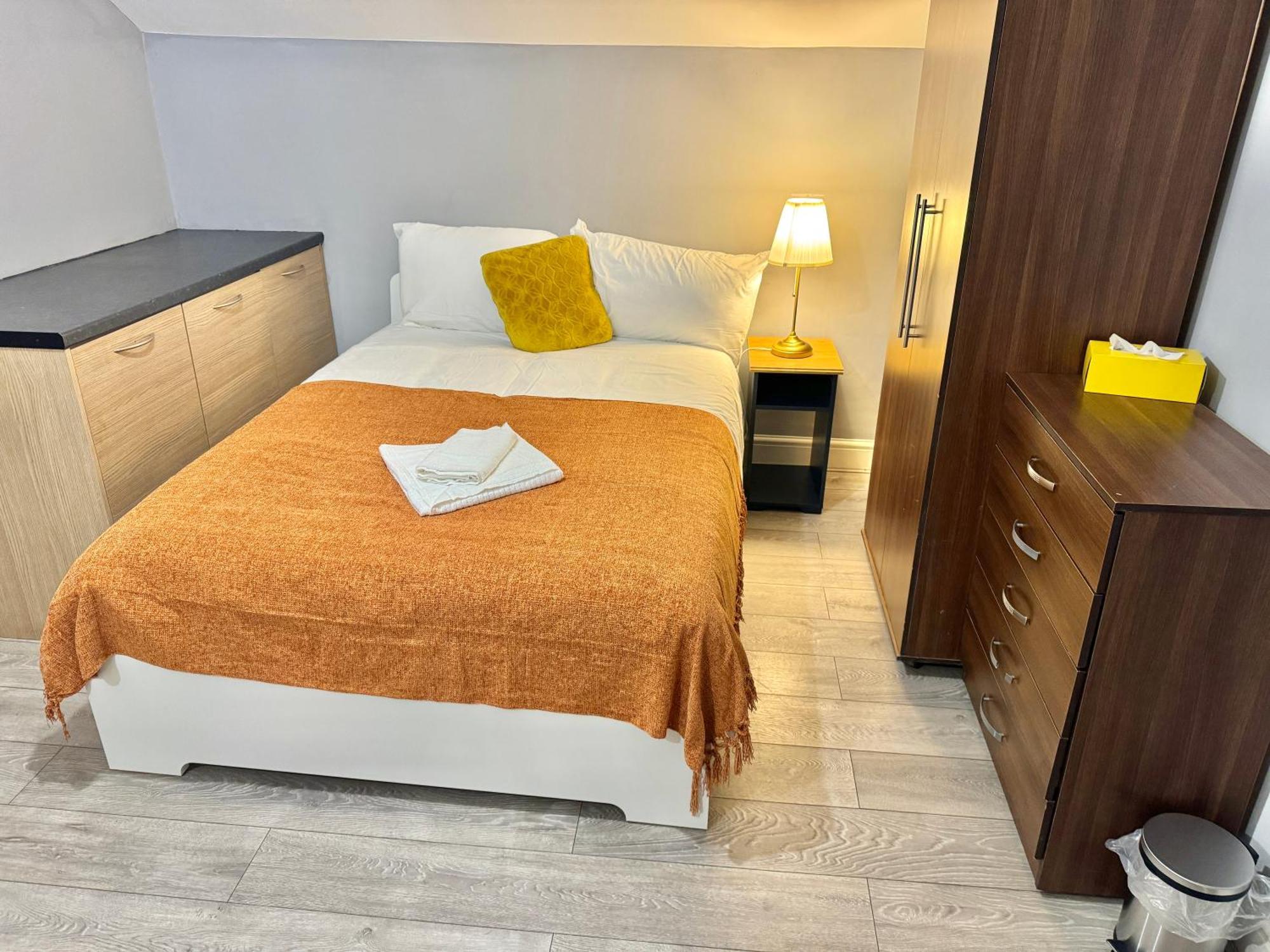 Private Bedrooms In Finsbury Park Station Homestay *