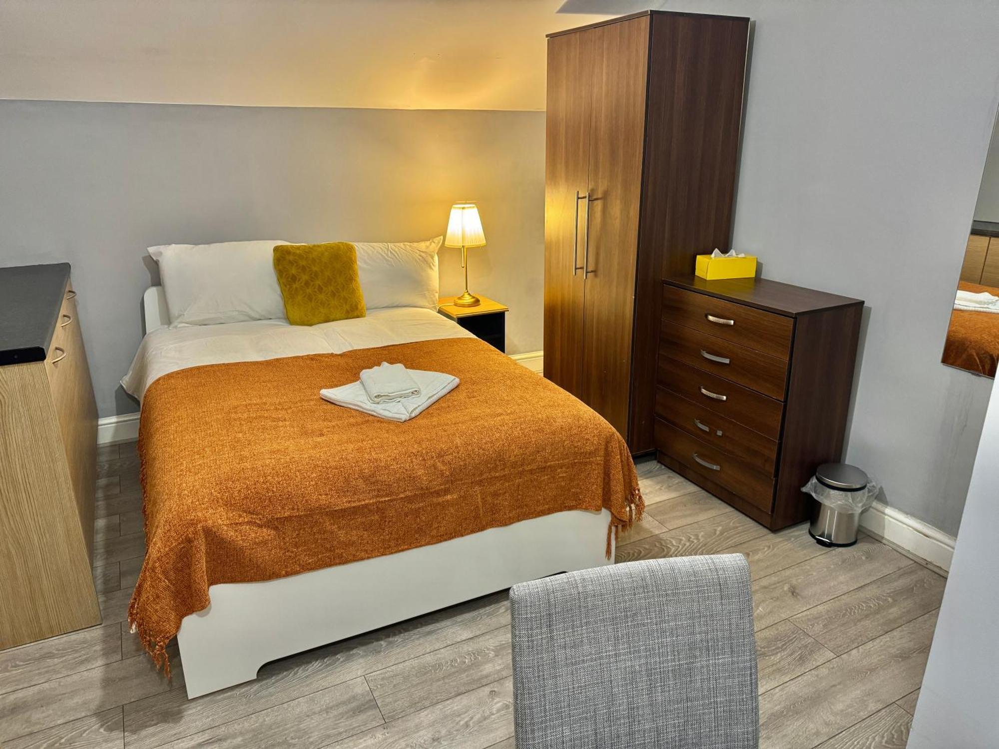 Private Bedrooms In Finsbury Park Station Homestay