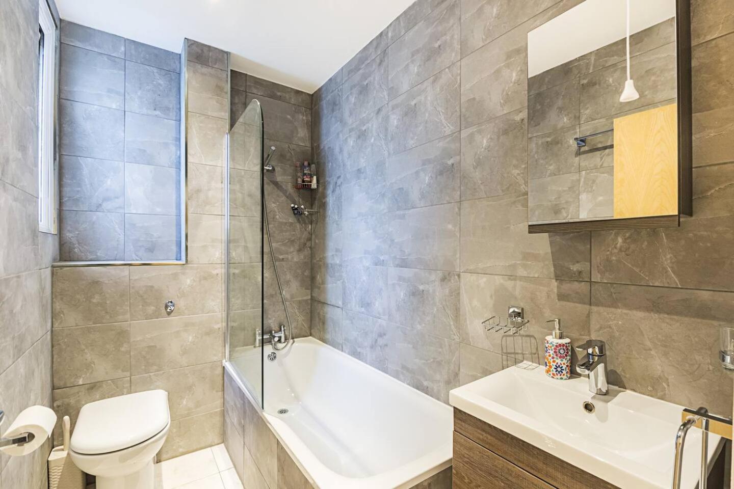 Apartment Private Homely Bedroom In Kensington R2 London