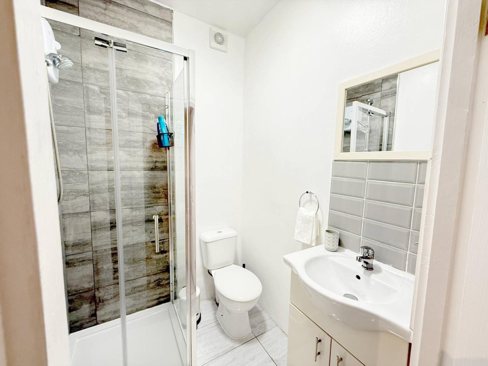 Modern & Cosy 2 Bedroom With Free Parking Near Wembley London