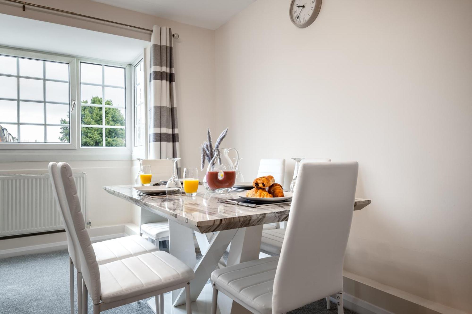 Ferienhaus Wilkinsons Home-free Parking, Perfect For Contractors & Weekend Getaways, Near Airport & Excel London