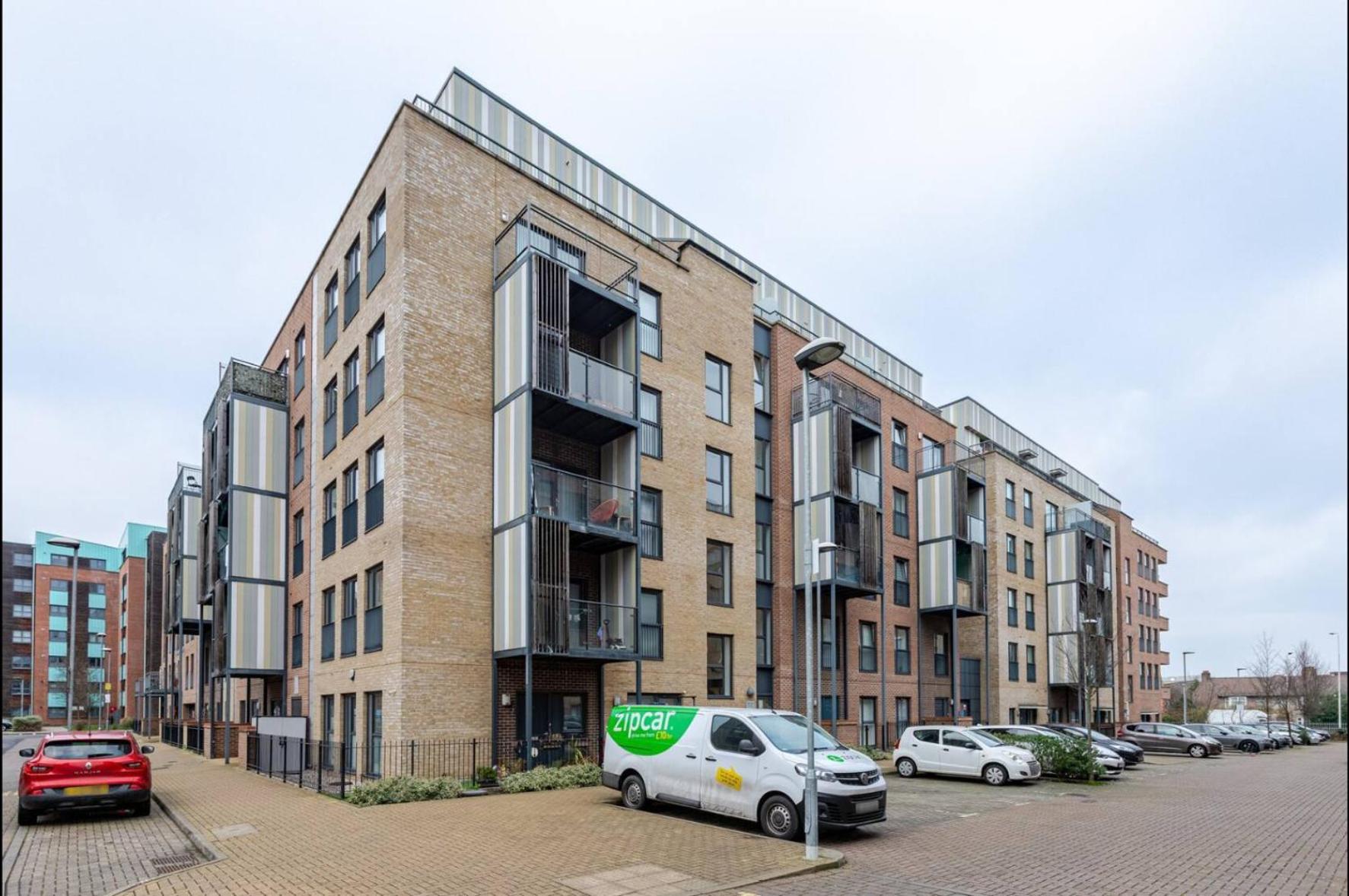 Modern 2 Bed Flat With Balcony, Easy Access Leilighet *