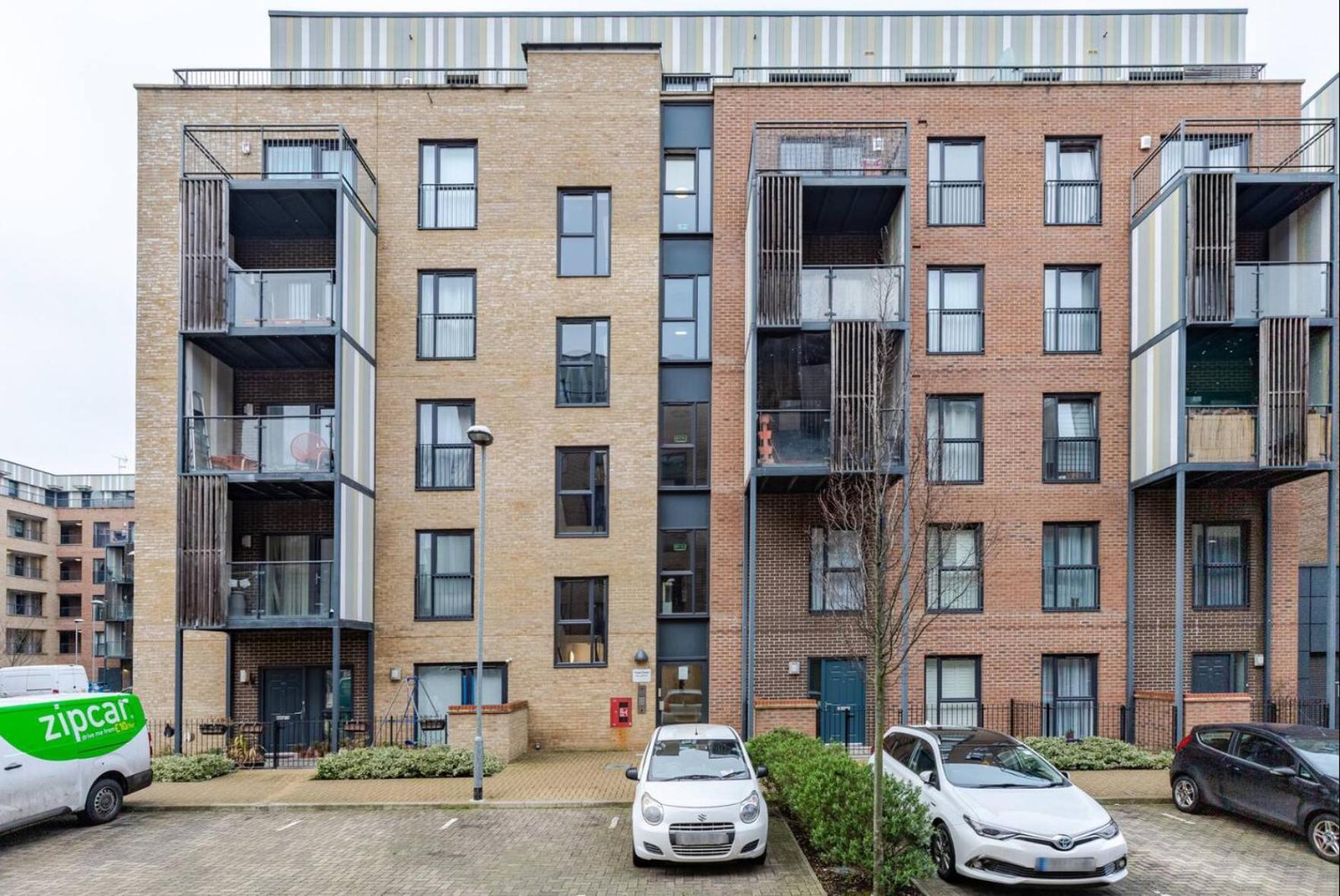 Modern 2 Bed Flat With Balcony, Easy Access Leilighet *