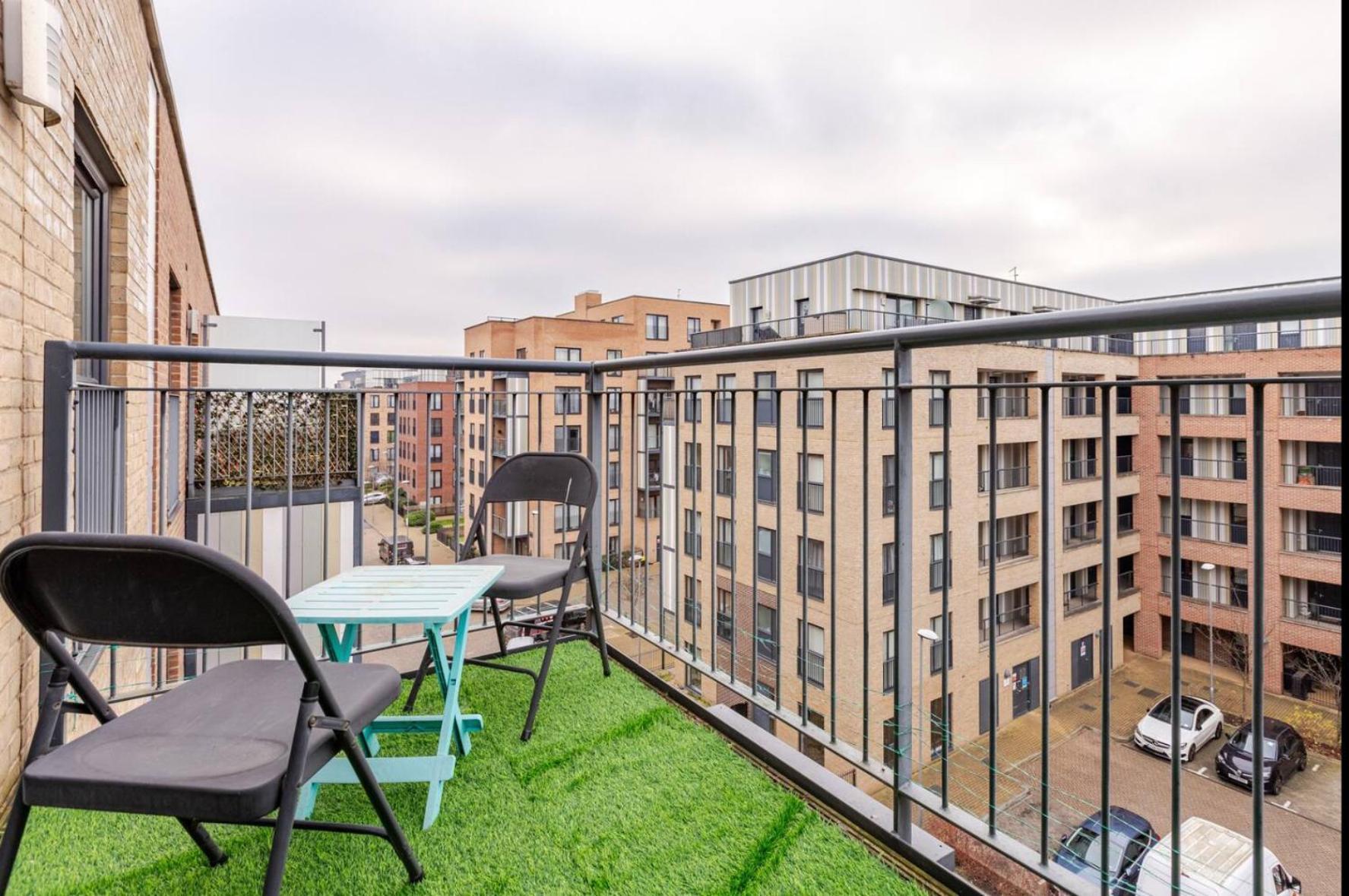 Modern 2 Bed Flat With Balcony, Easy Access Leilighet