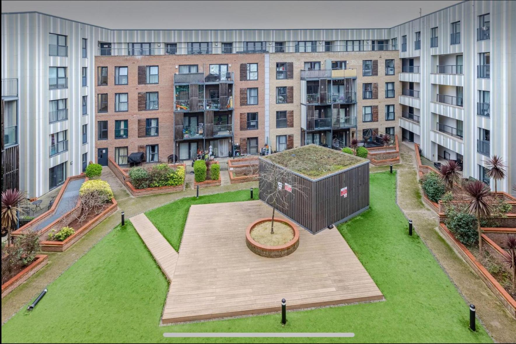 Modern 2 Bed Flat With Balcony, Easy Access Leilighet London