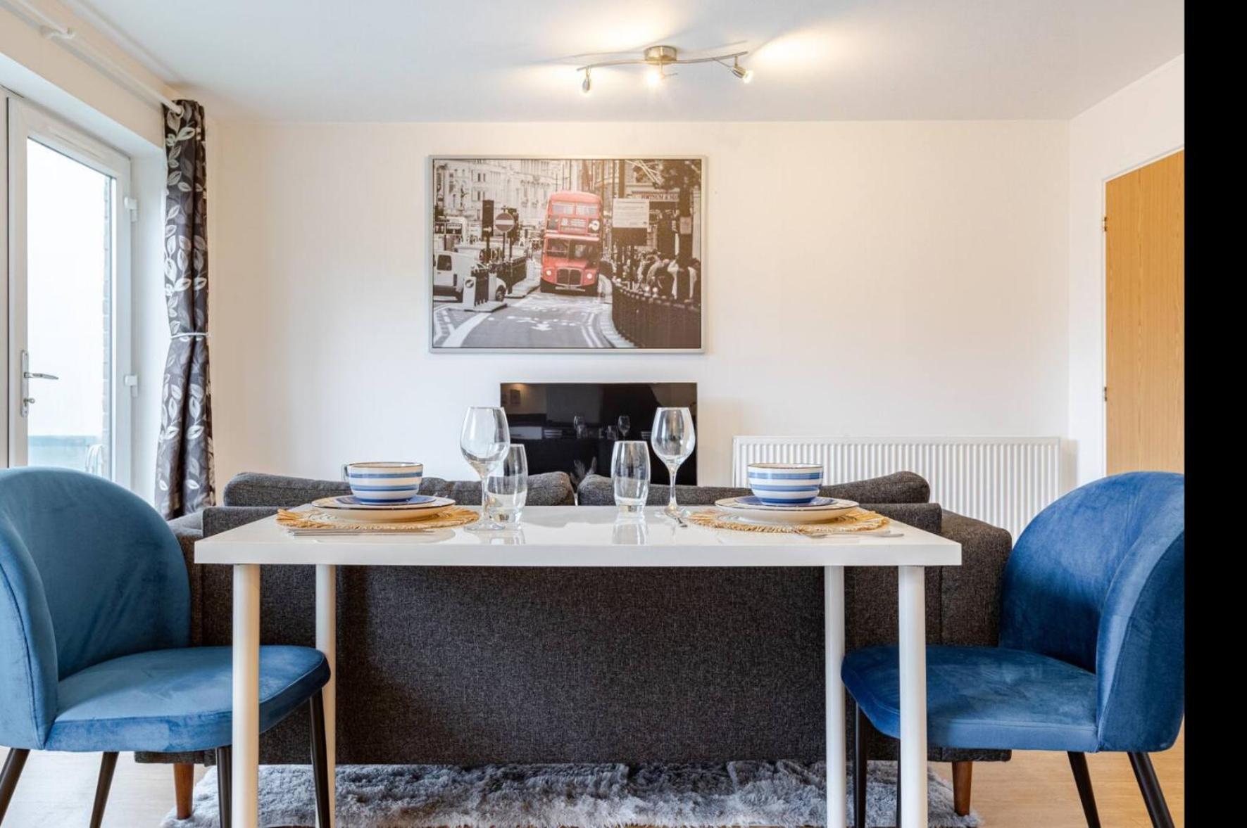 Modern 2 Bed Flat With Balcony, Easy Access Leilighet