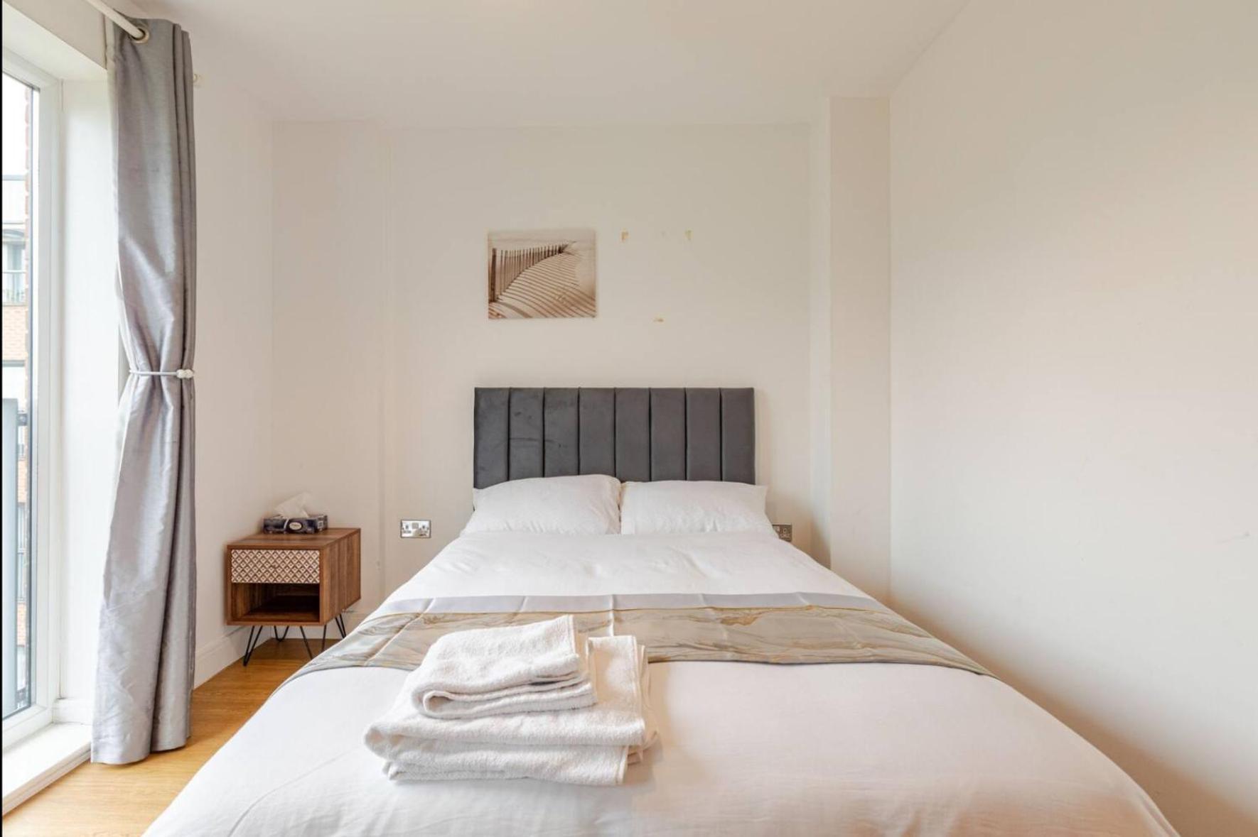 Leilighet Modern 2 Bed Flat With Balcony, Easy Access London