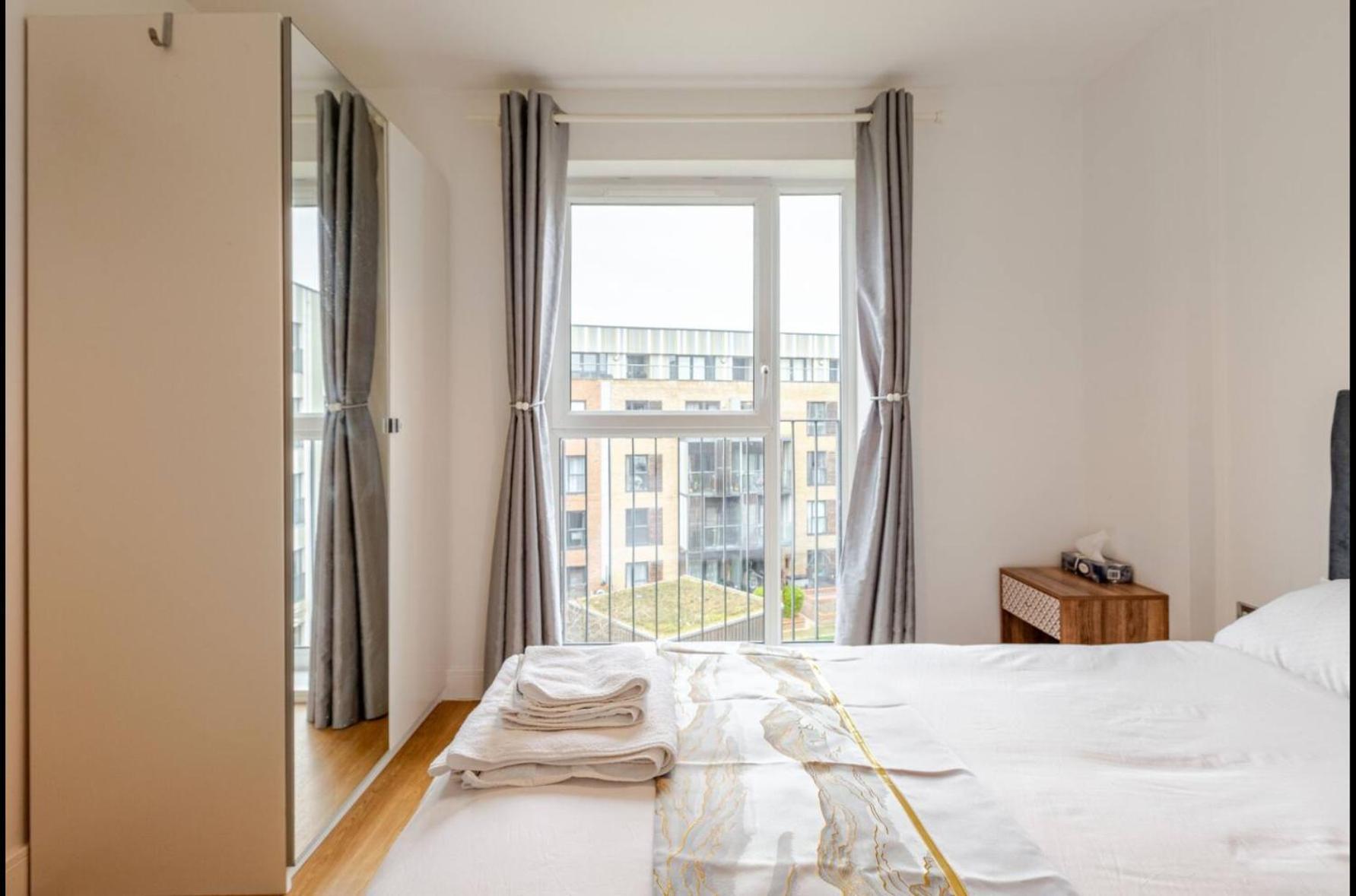 Leilighet Modern 2 Bed Flat With Balcony, Easy Access *