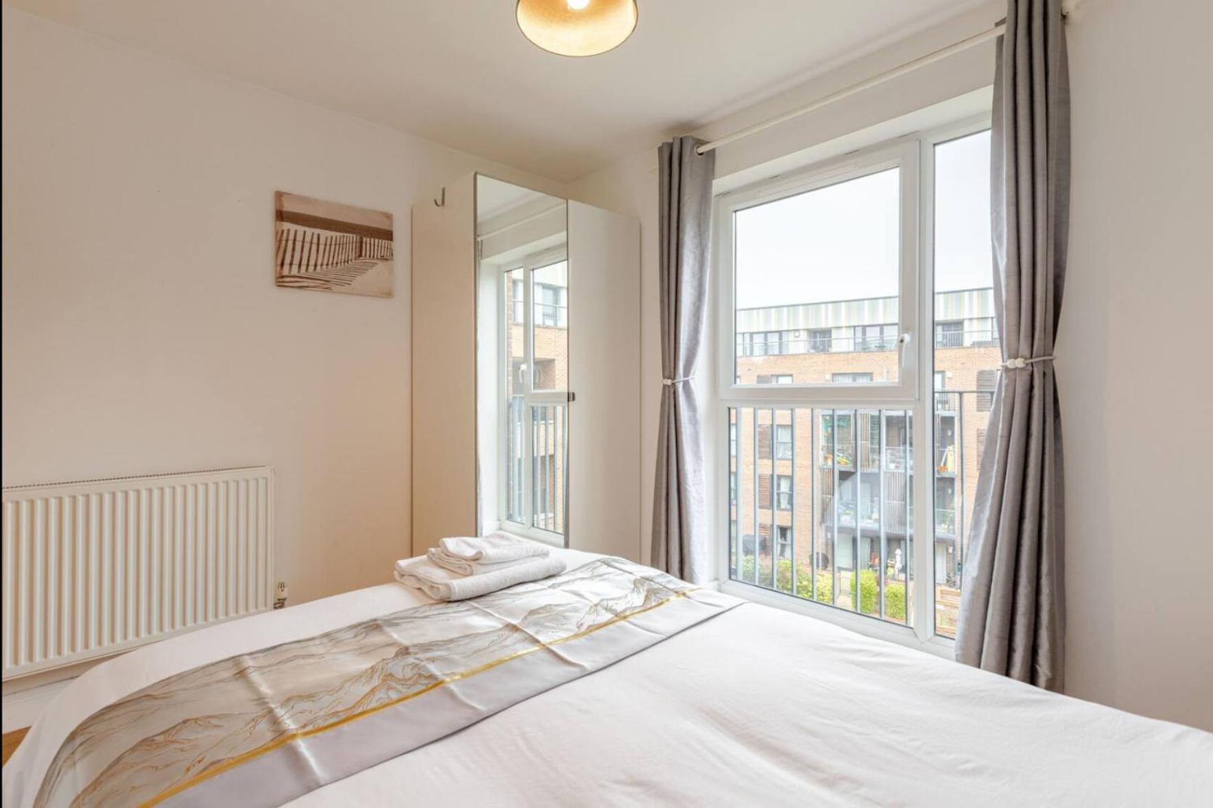 Leilighet Modern 2 Bed Flat With Balcony, Easy Access