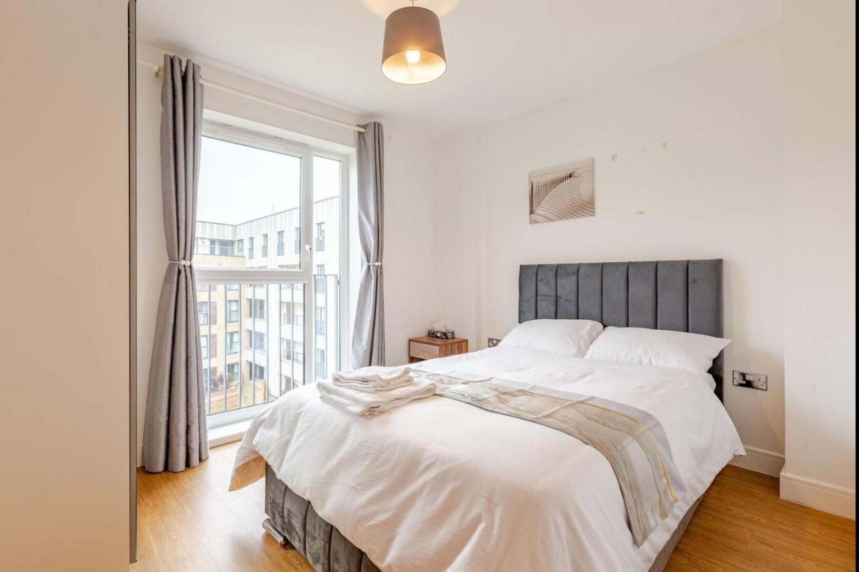 Modern 2 Bed Flat With Balcony, Easy Access Leilighet London