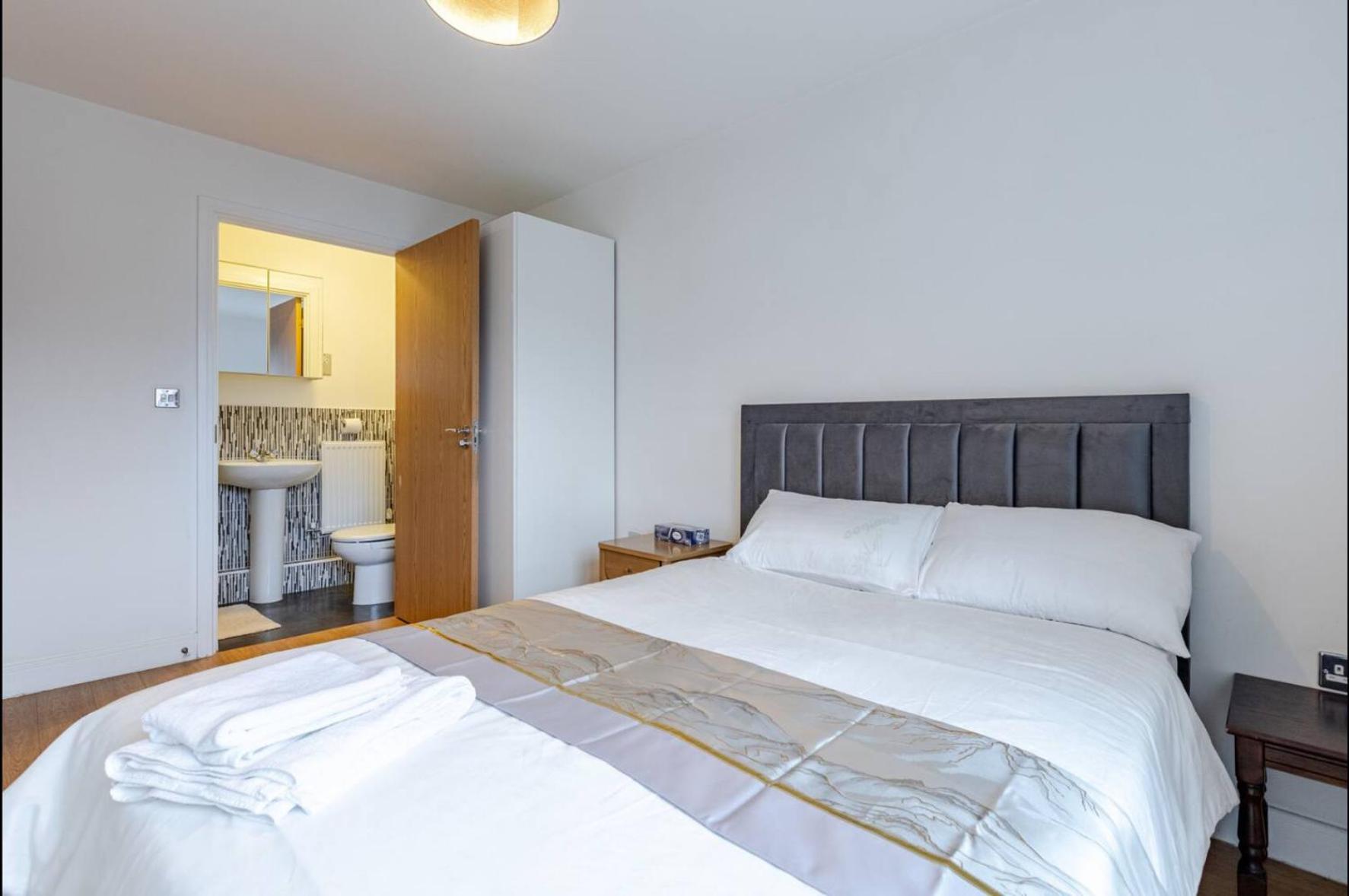 Modern 2 Bed Flat With Balcony, Easy Access Leilighet London