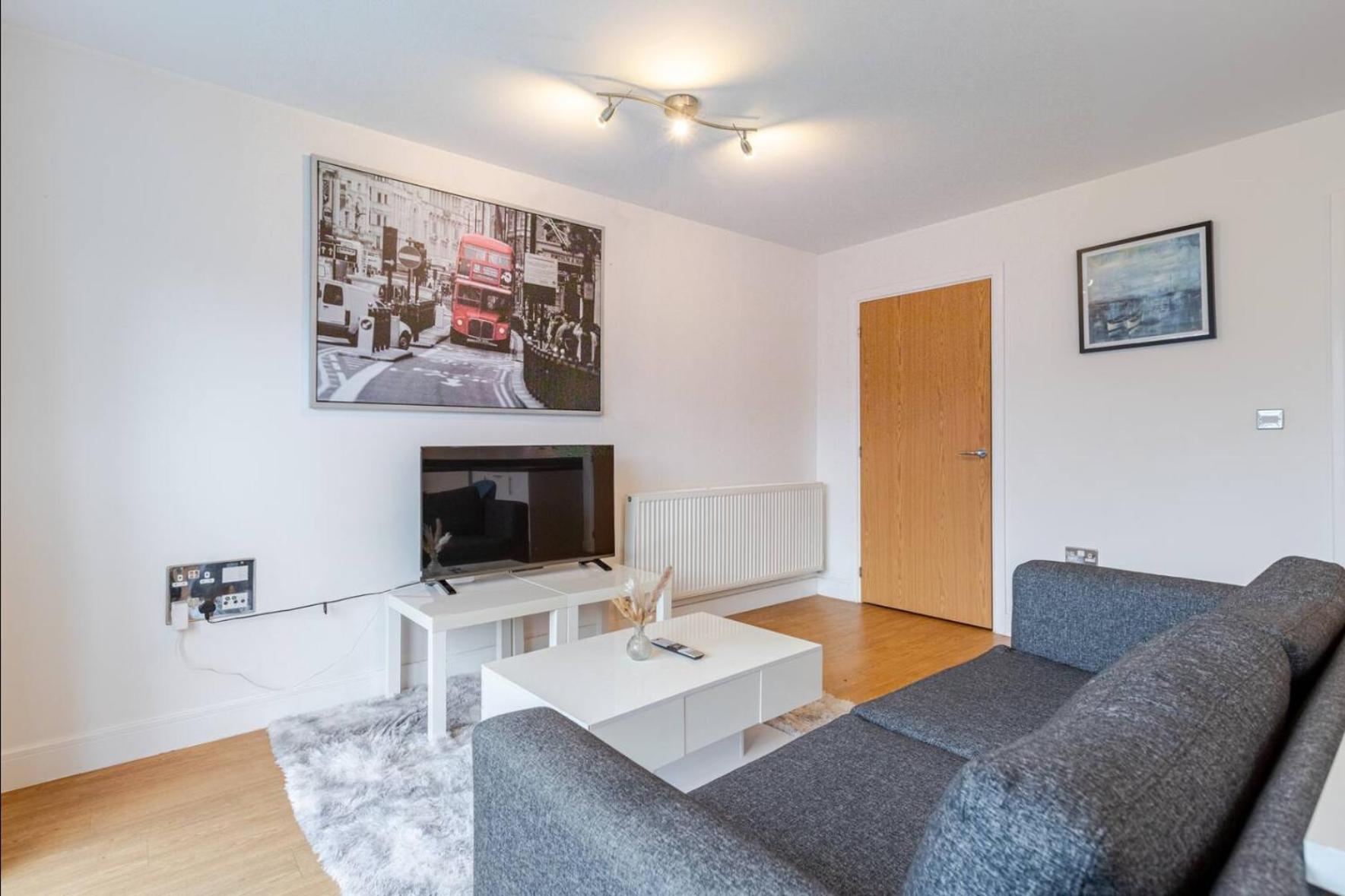 Modern 2 Bed Flat With Balcony, Easy Access Leilighet *