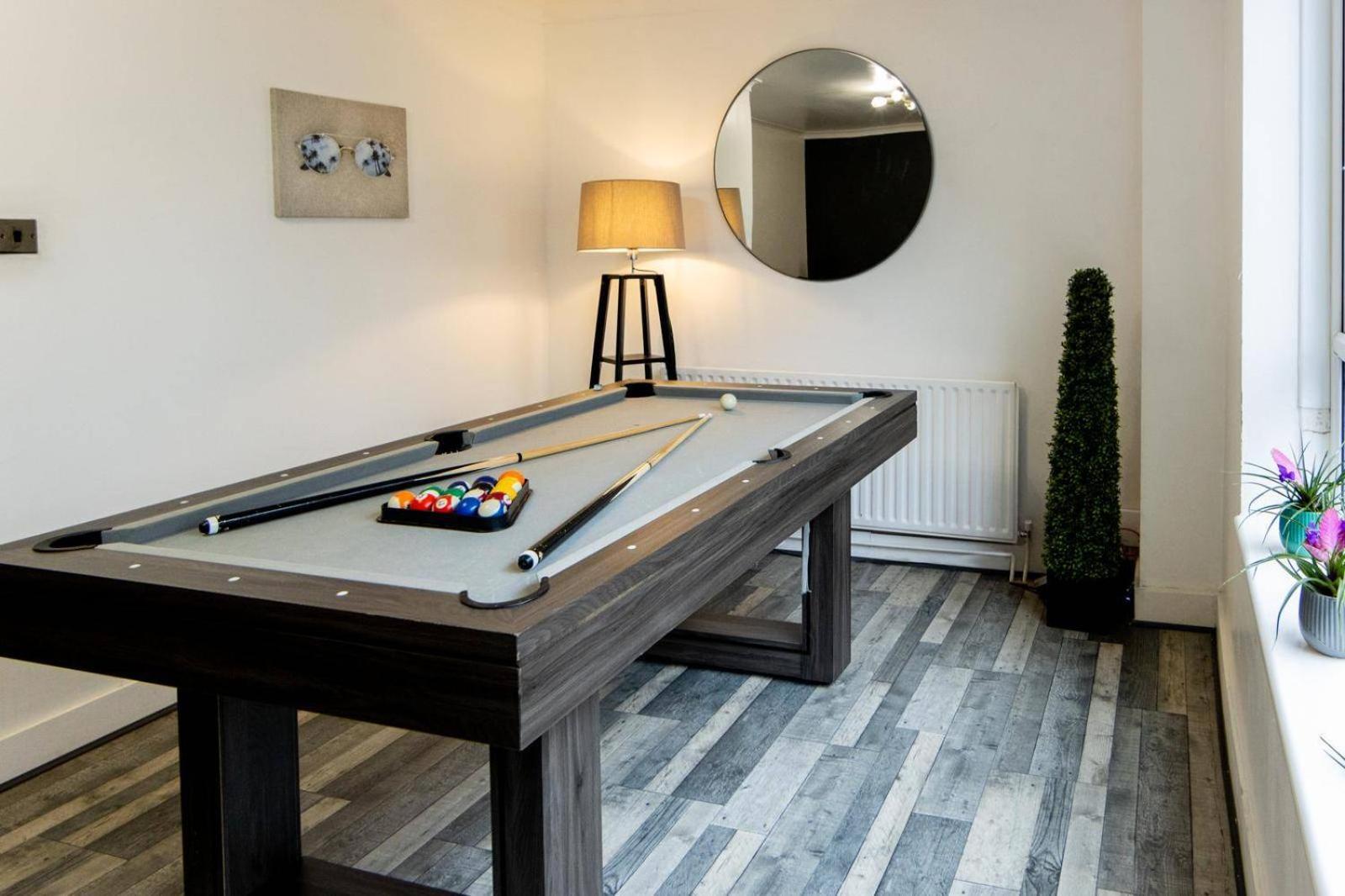 Housesleep14-freep-garden-bbq-patio-pooltable London