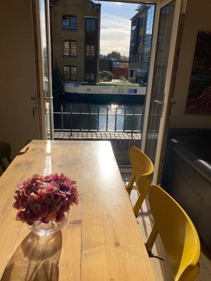 Modern Flat On Regent's Canal London