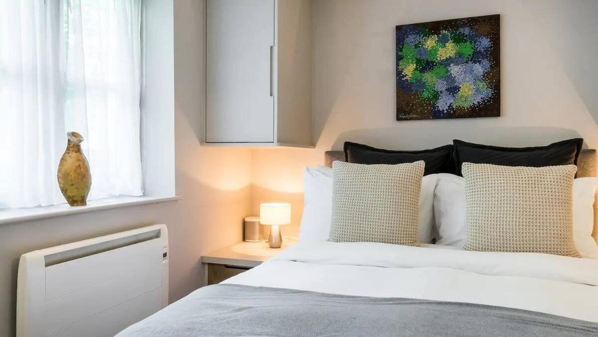 Modern Flat On Regent's Canal * London