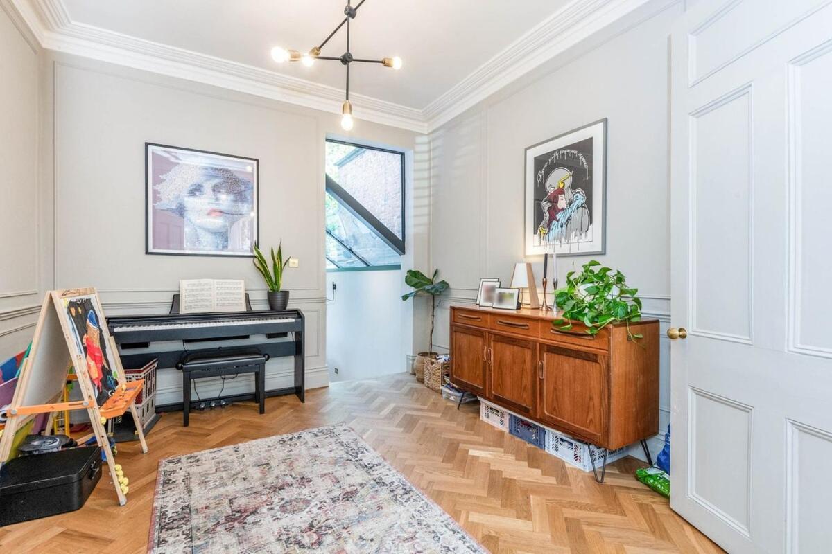 Newly Renovated 4 Bed - North London