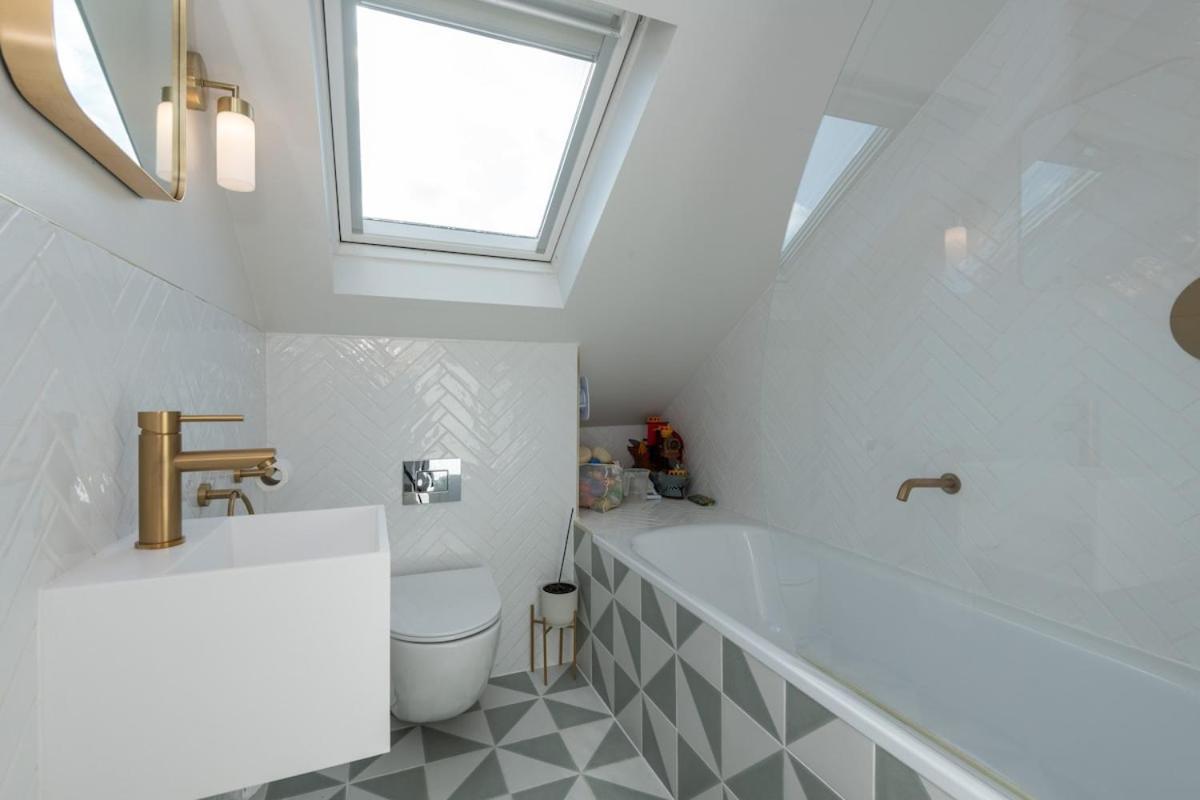 Newly Renovated 4 Bed - North * London