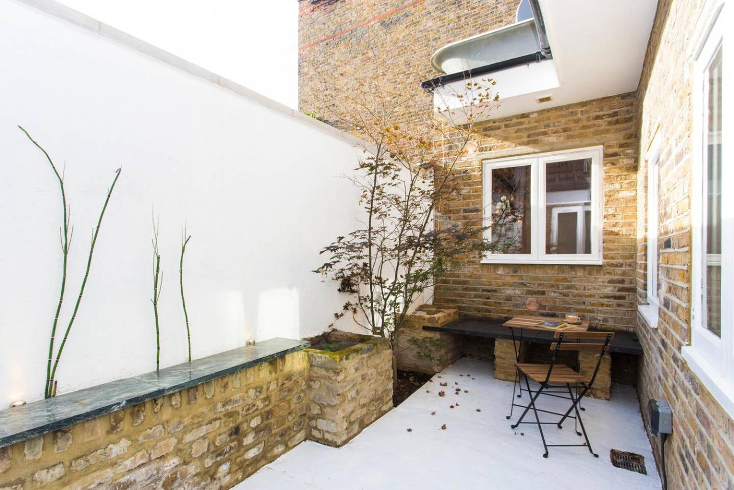Quiet Queen's Park Courtyard Flat