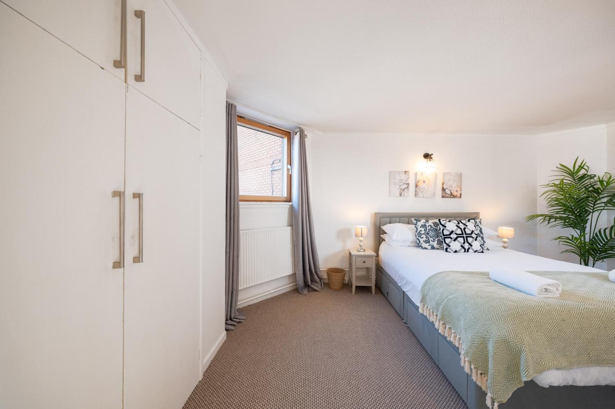 Apartment 3 Bed Luxury In Chelsea, 2 King Size Bed, 1 Double Bed, Ideal For Families London