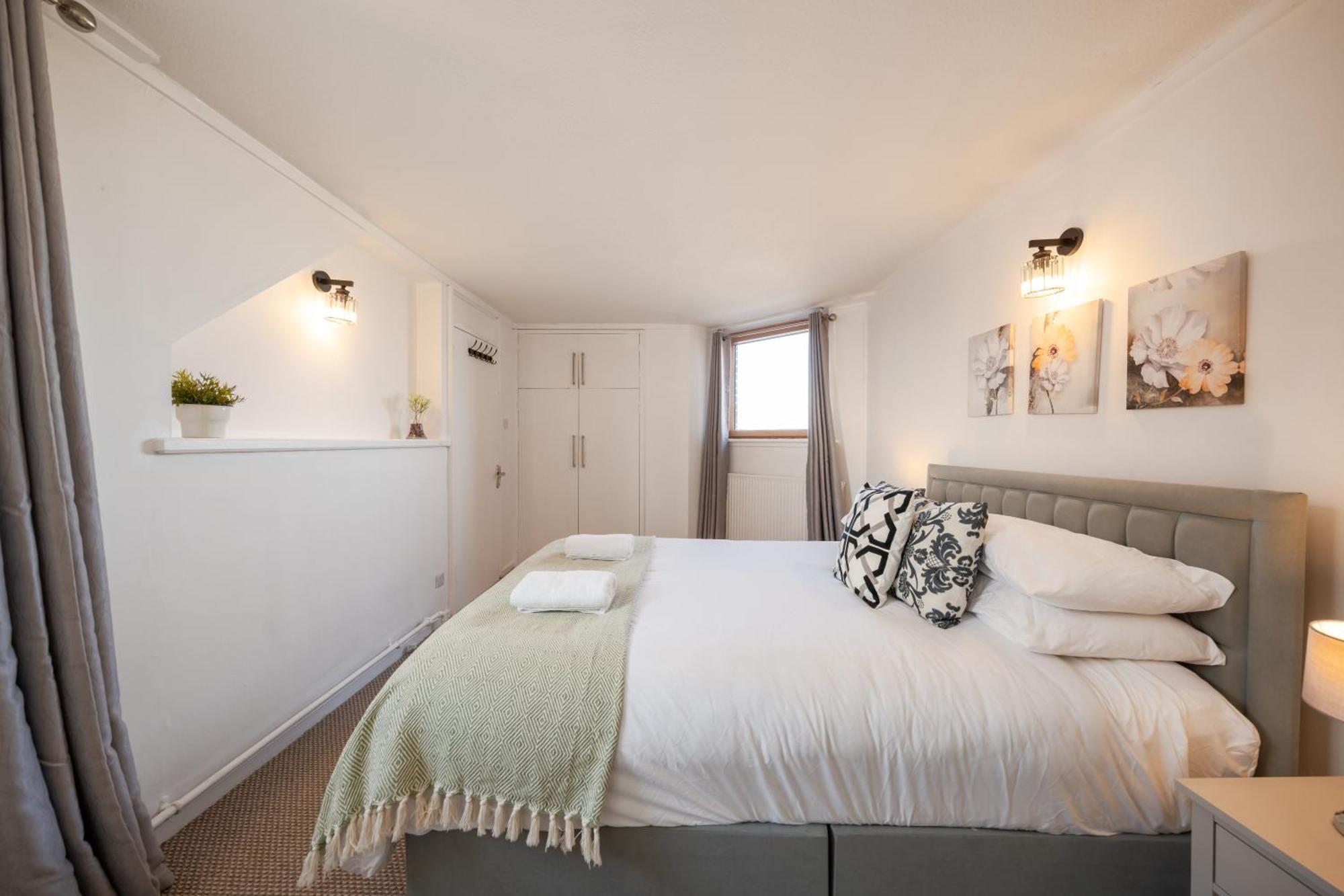 Apartment 3 Bed Luxury In Chelsea, 2 King Size Bed, 1 Double Bed, Ideal For Families London
