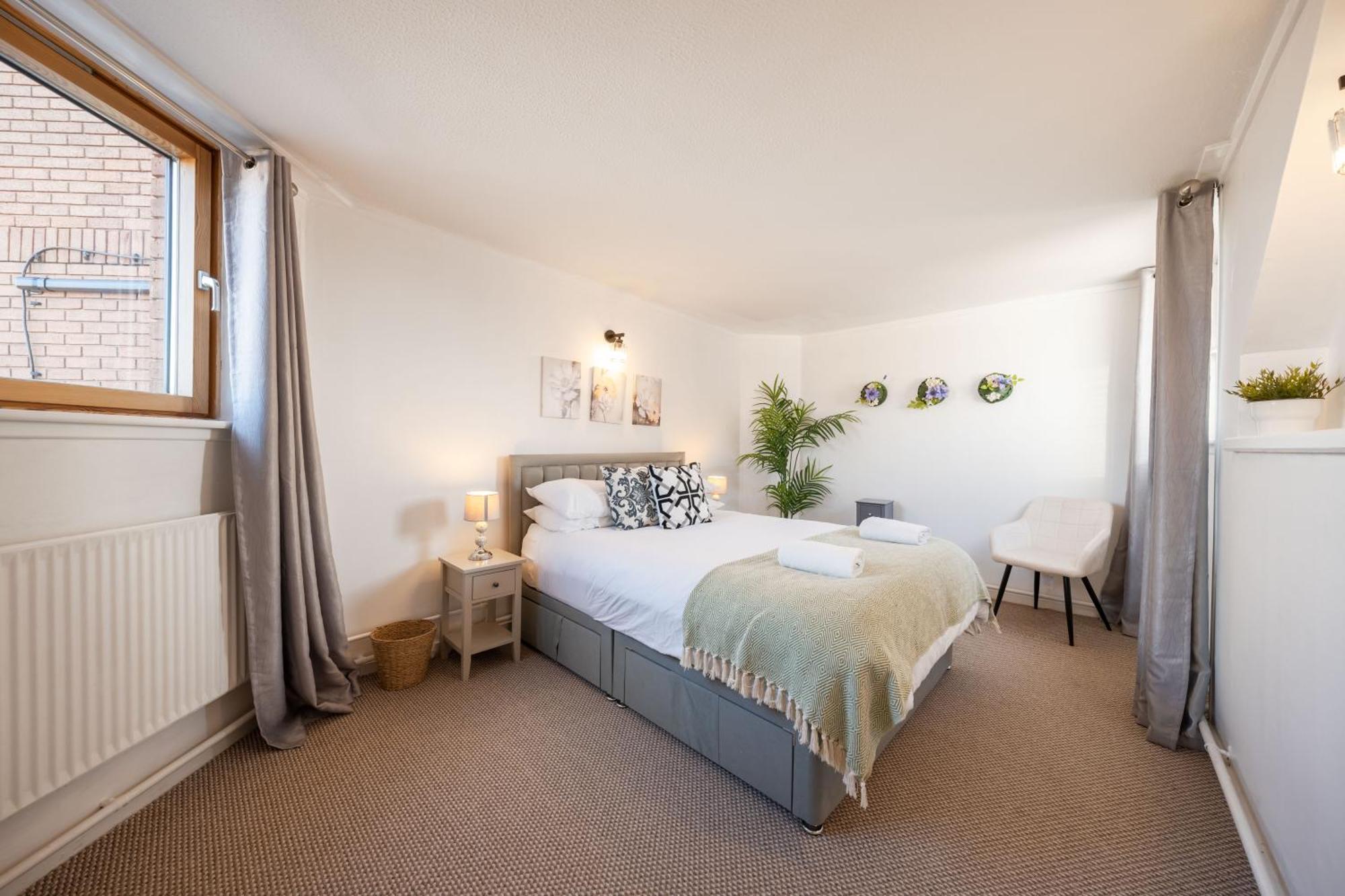 3 Bed Luxury In Chelsea, 2 King Size Bed, 1 Double Bed, Ideal For Families Apartment *