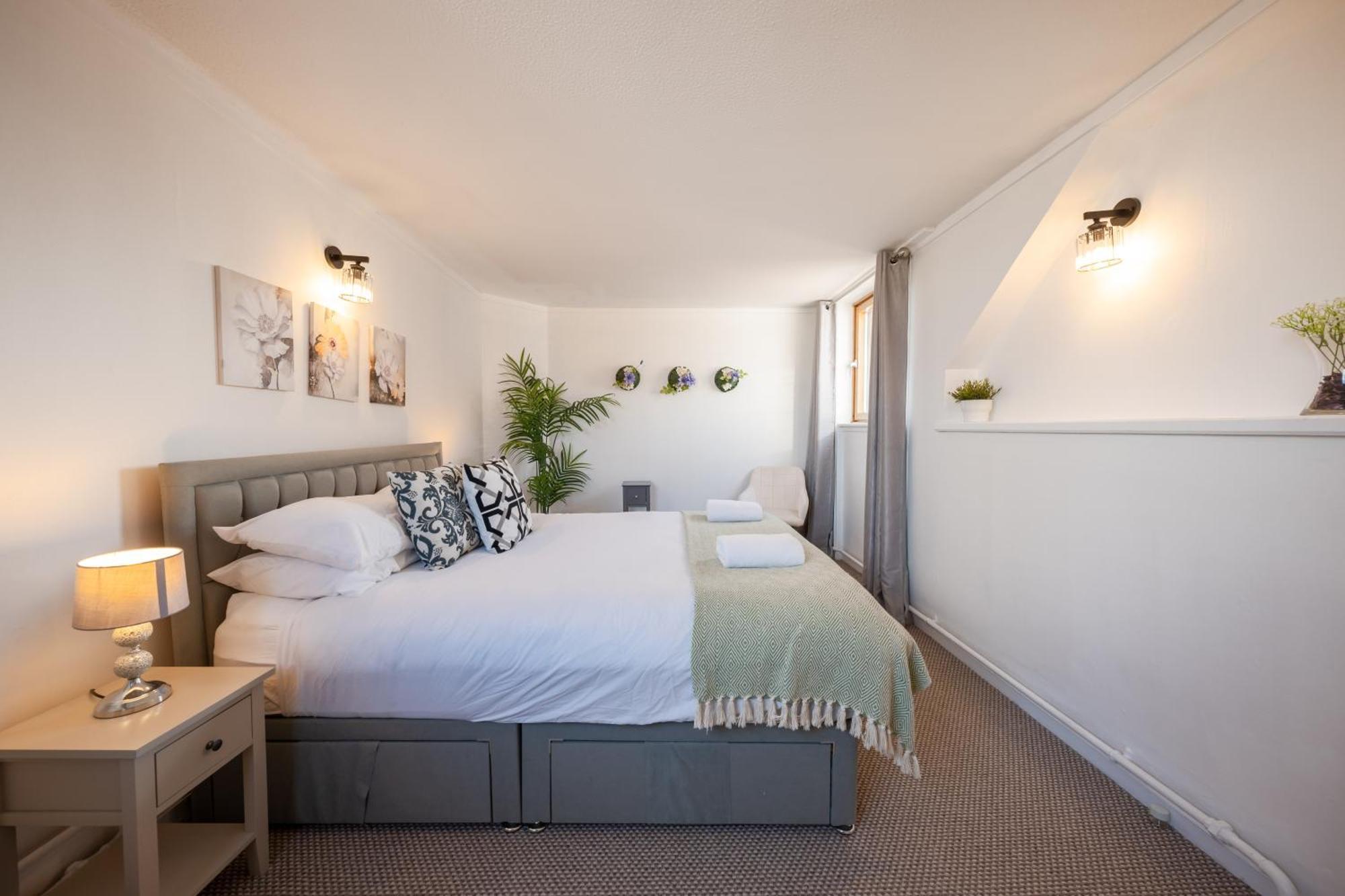 3 Bed Luxury In Chelsea, 2 King Size Bed, 1 Double Bed, Ideal For Families London
