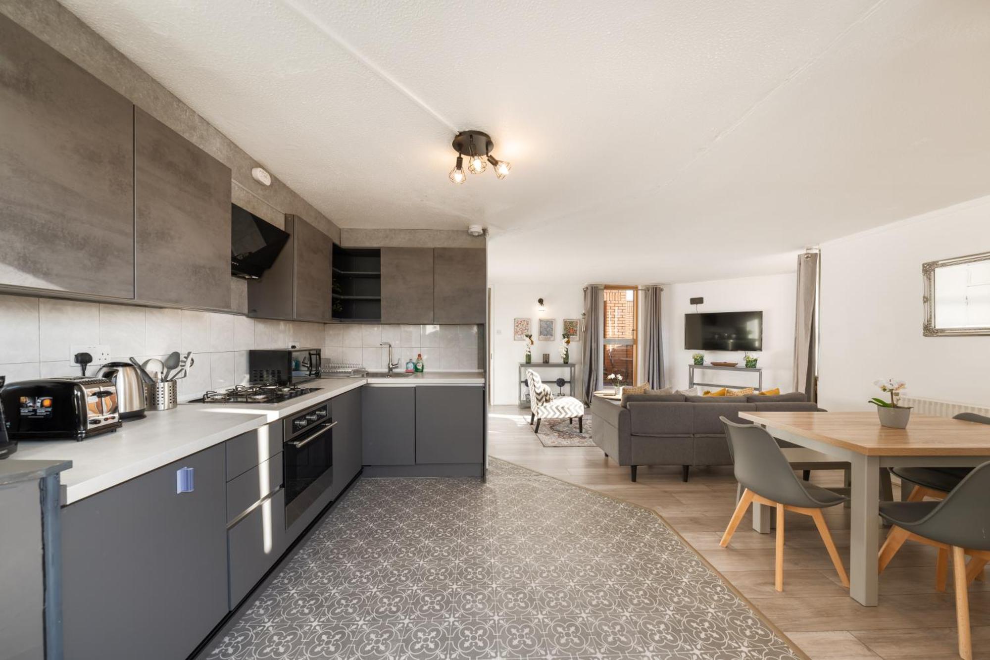 3 Bed Luxury In Chelsea, 2 King Size Bed, 1 Double Bed, Ideal For Families Apartment *