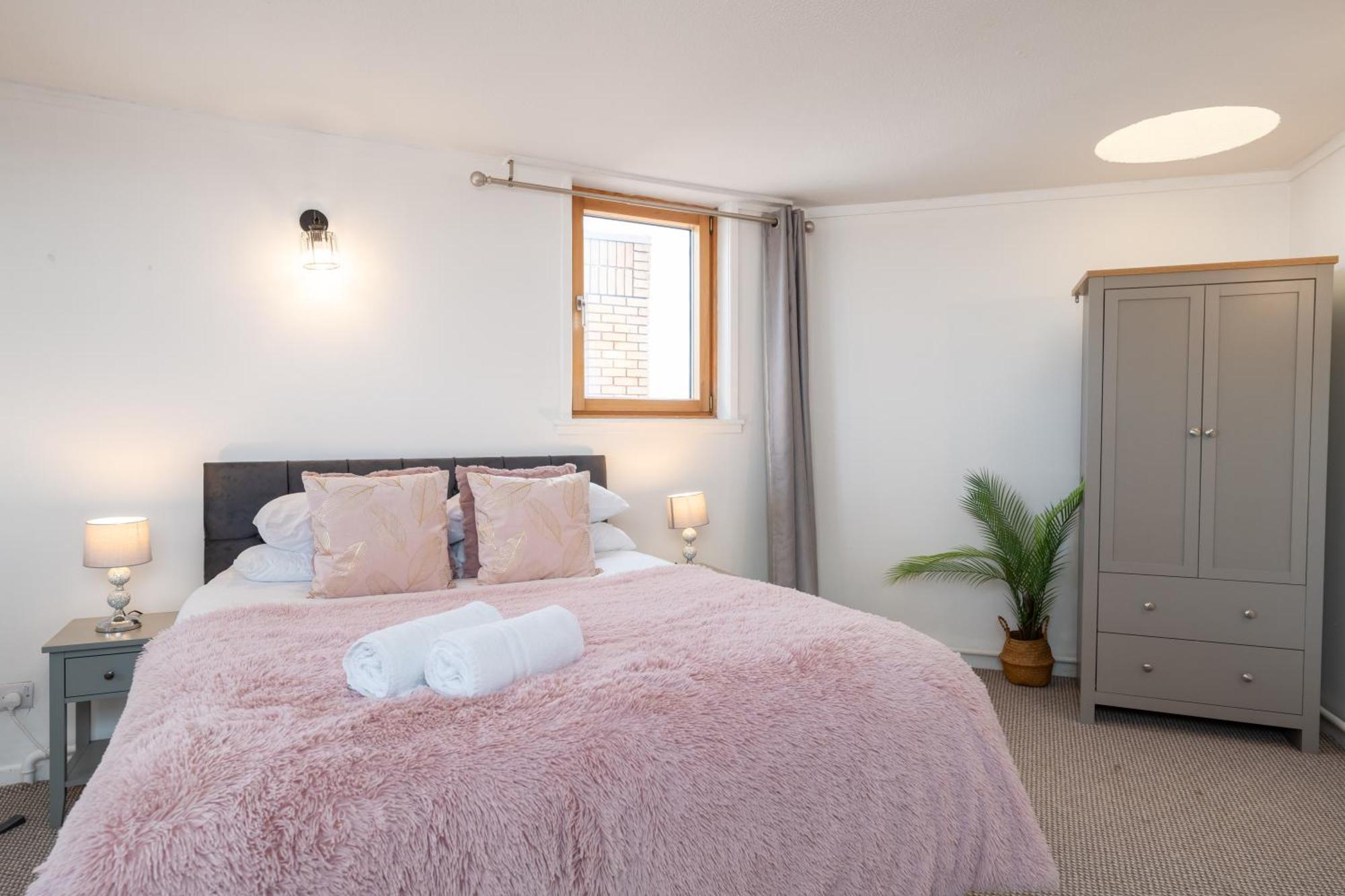 3 Bed Luxury In Chelsea, 2 King Size Bed, 1 Double Bed, Ideal For Families London