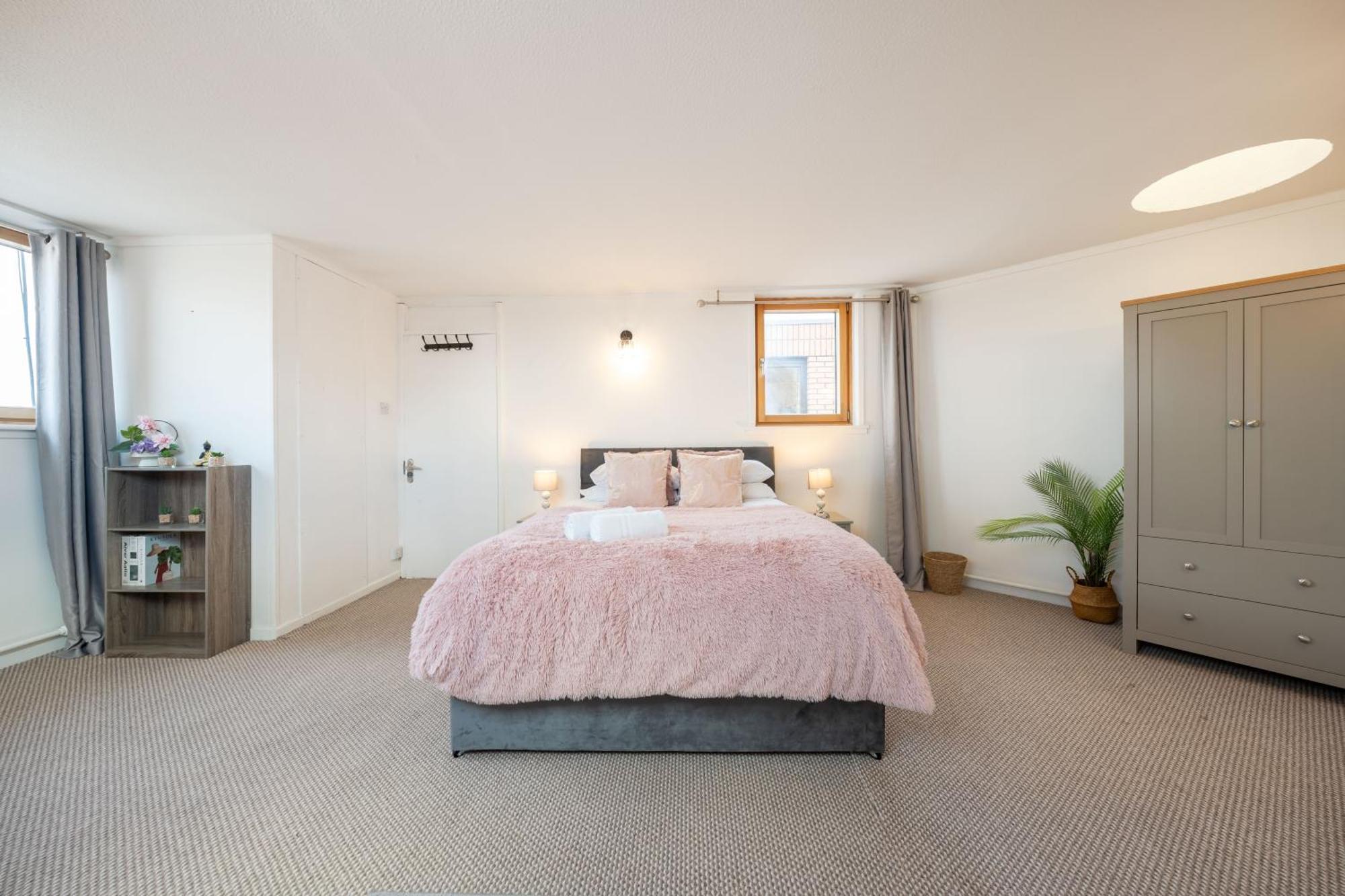 3 Bed Luxury In Chelsea, 2 King Size Bed, 1 Double Bed, Ideal For Families *